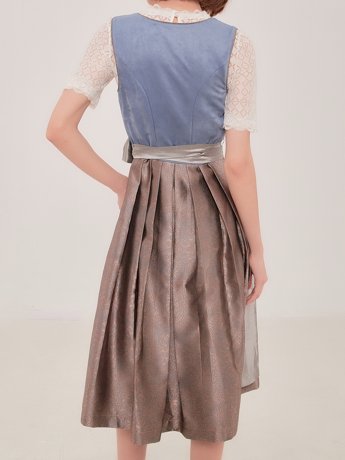 Dirndl in Blau mit floralen Details
