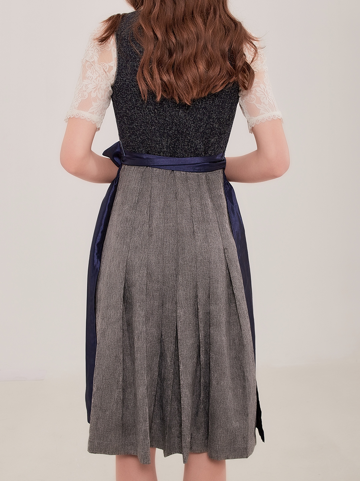 Modernes schwarzes Dirndl mit tailliertem Schnitt