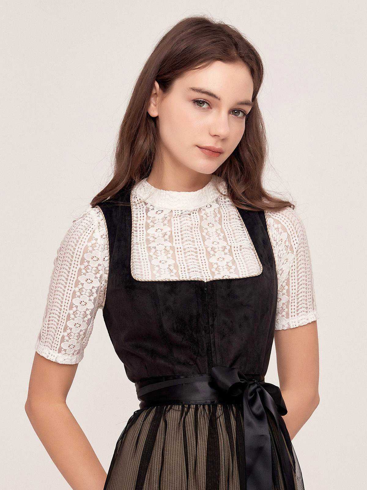 Dirndlbluse in Schwarz – zeitlos und elegant