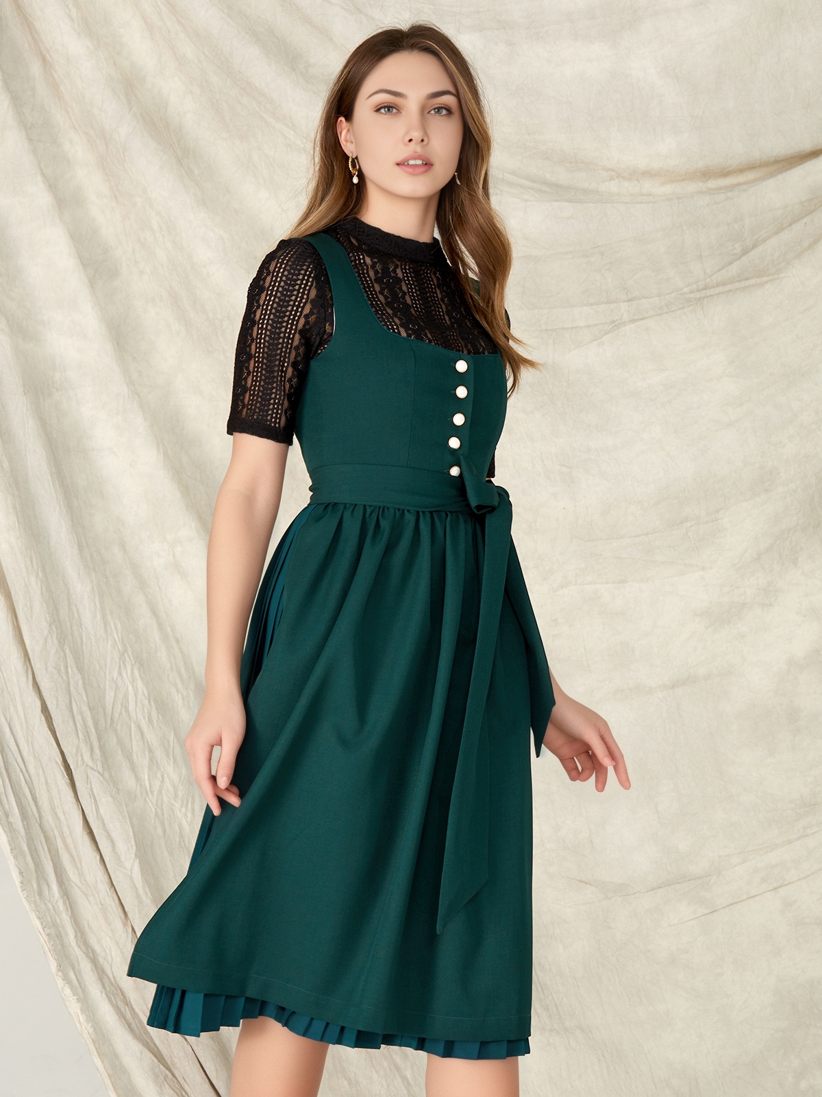 Gelbes Dirndl mit floralen Details