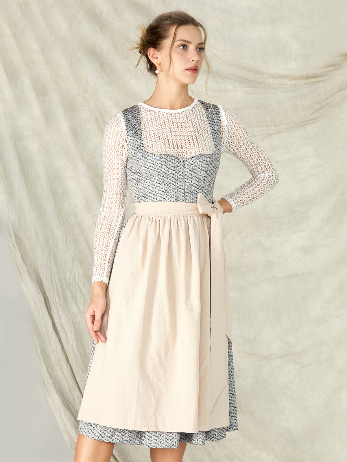 Dirndl in Blau mit langer Bluse