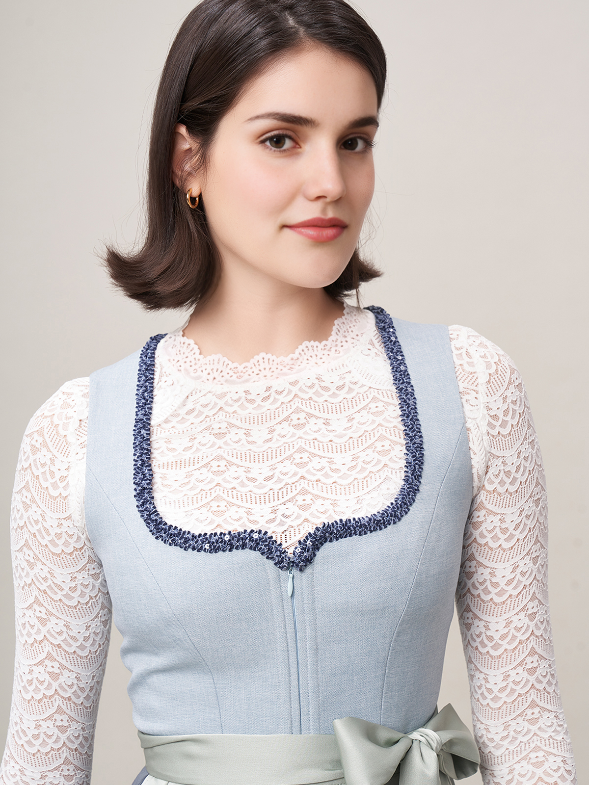 Traditionelles blaues Dirndl mit floralen Details