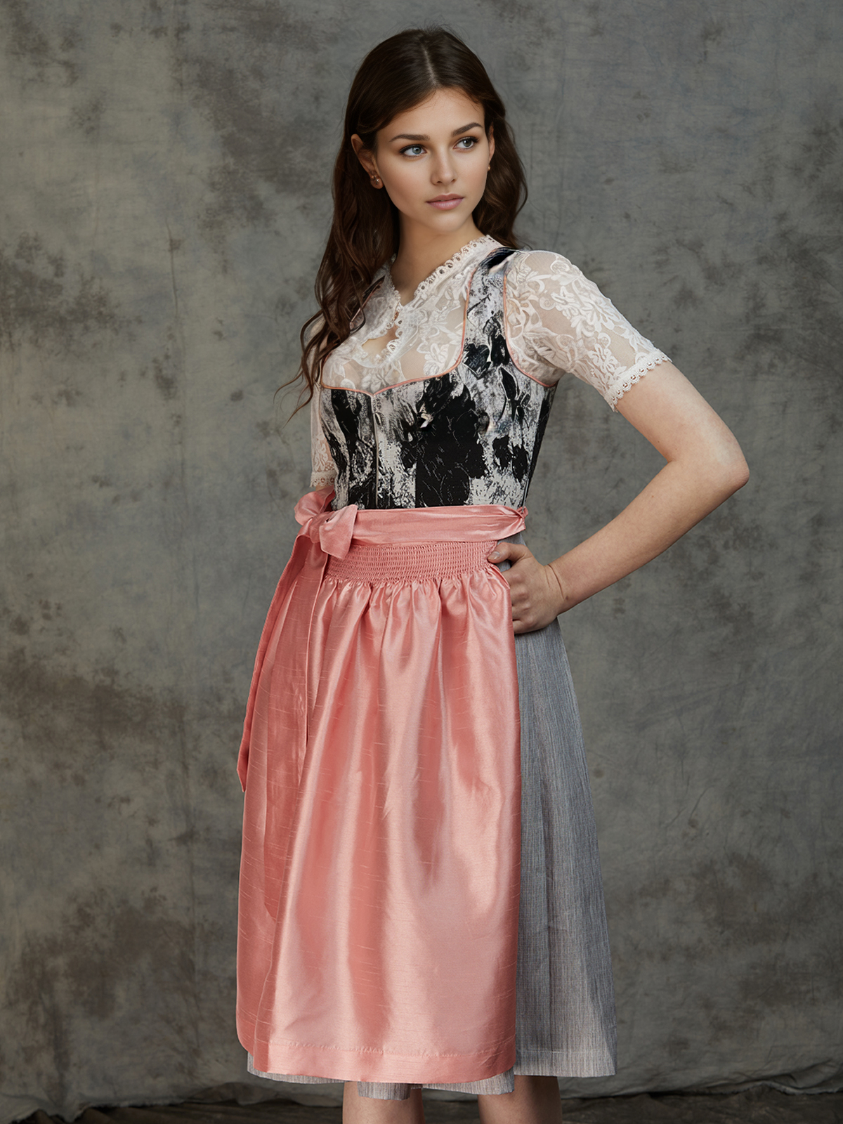 Beige Dirndlbluse mit schwarzem Dirndl