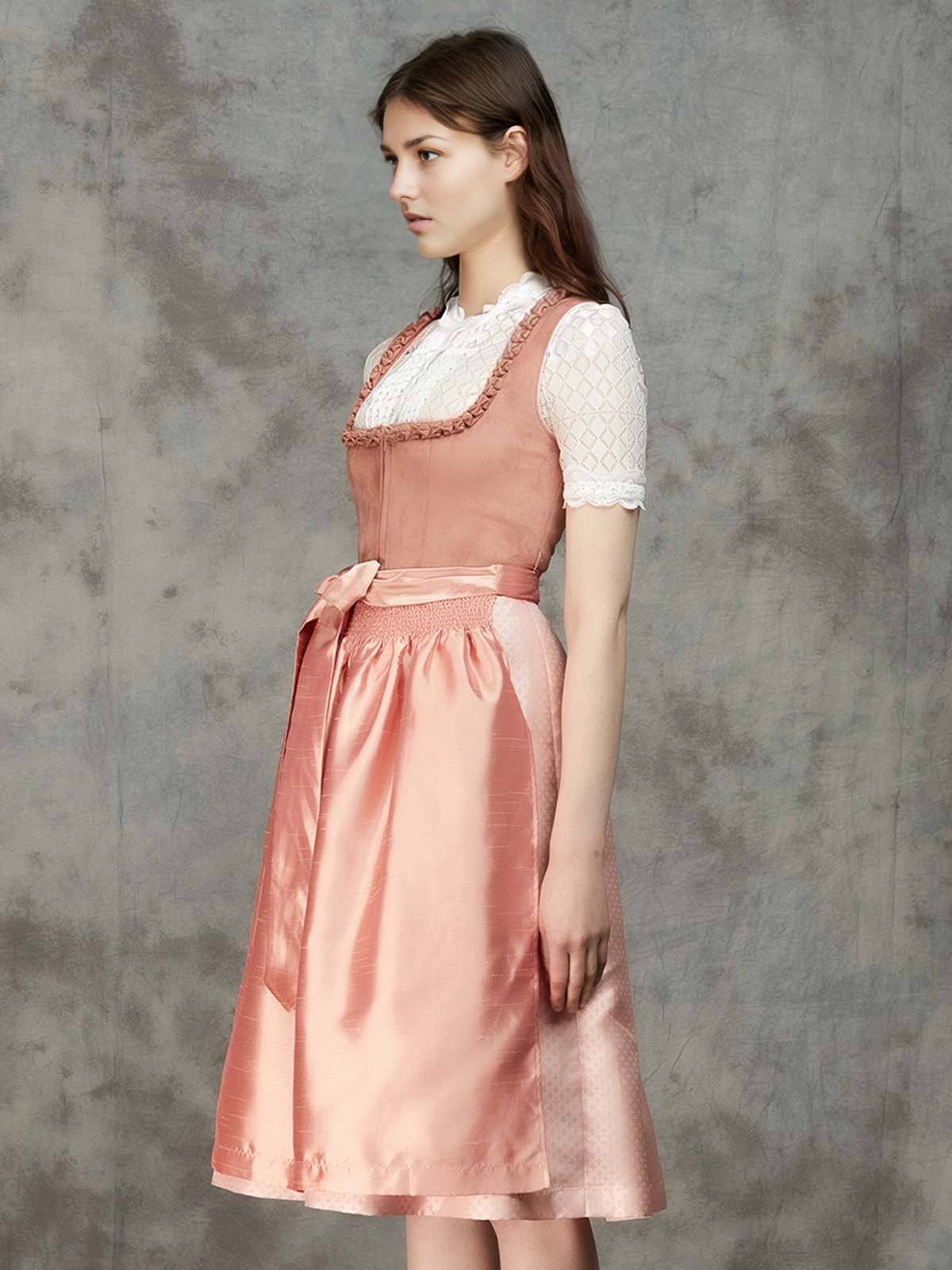 Dunkelblaues Samt Dirndl in eleganter Pose