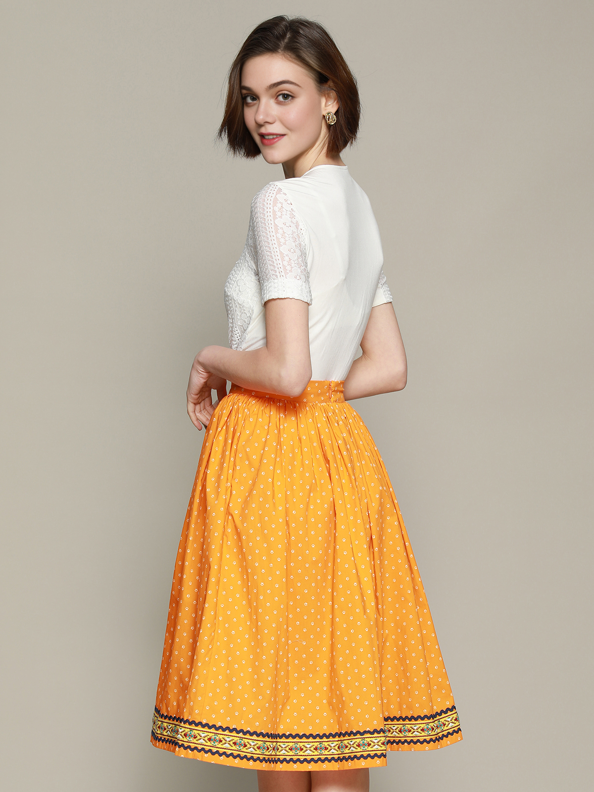 Modernes rosa Dirndl mit femininem Schnitt