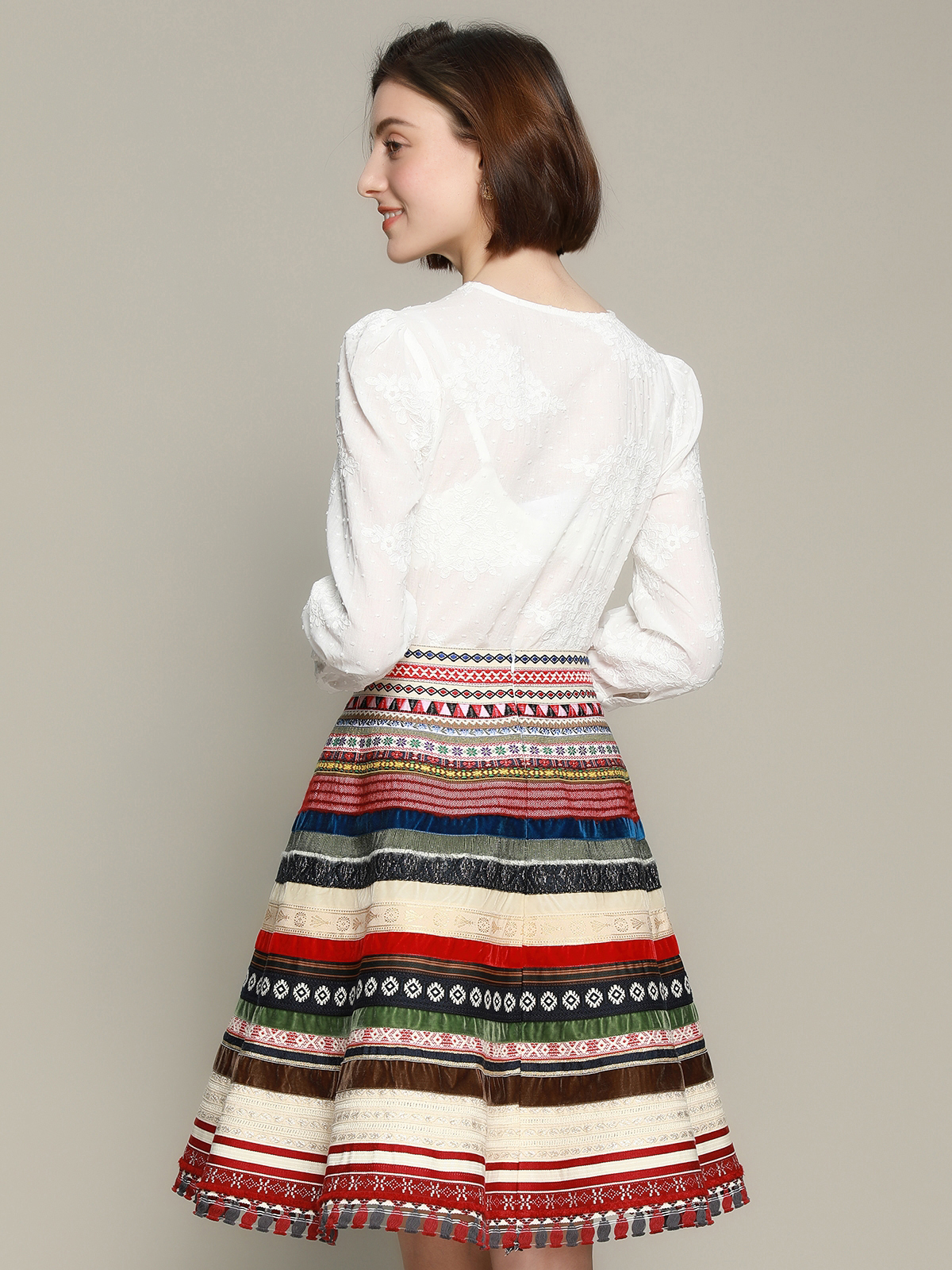 Modernes Dirndl mit weißer Bluse