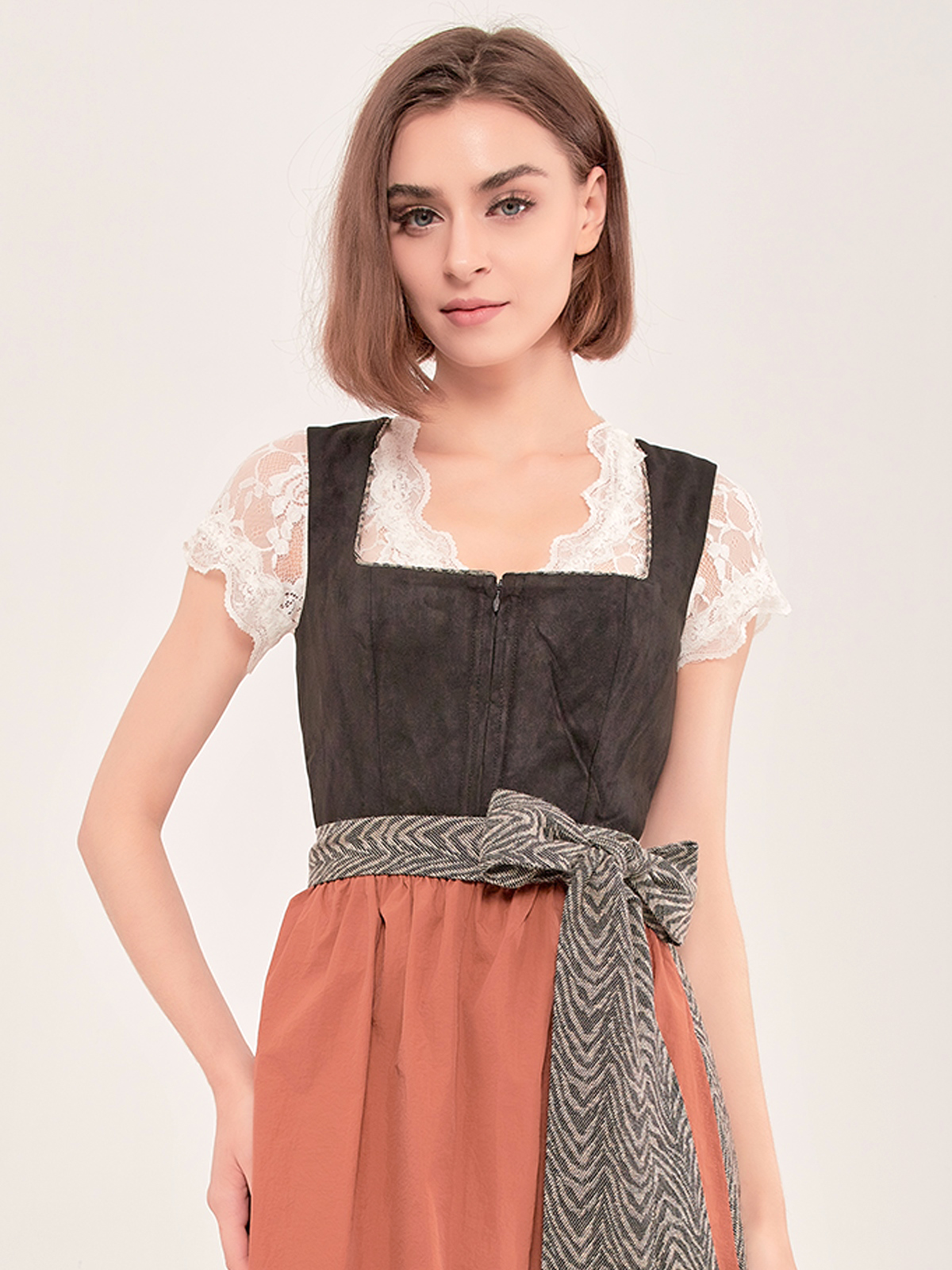 Modernes gelbes Dirndl mit schlanker Silhouette