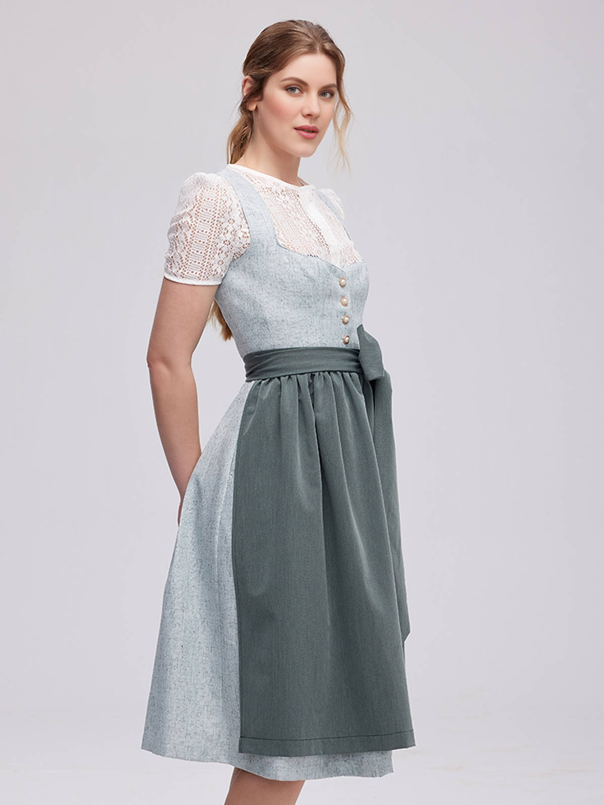 Dirndl Schwarz Rot – Eleganz und Tradition vereint
