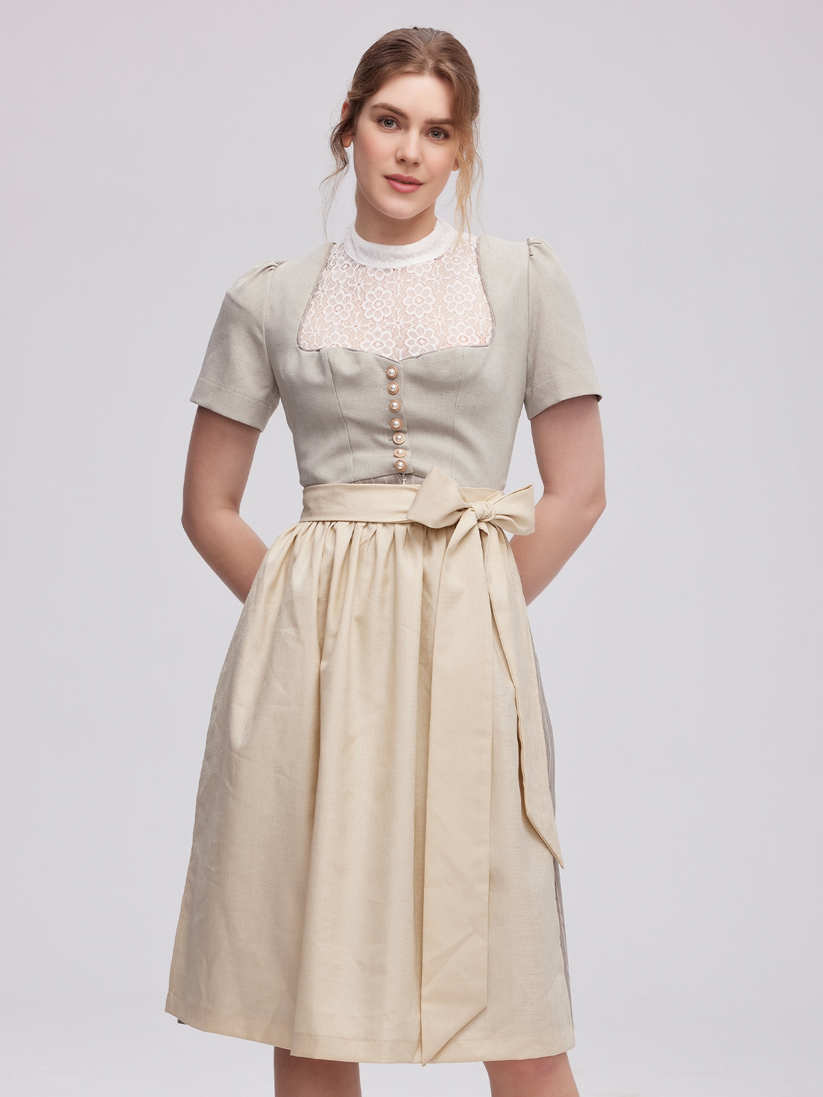 Modernes graues Ehreer Dirndl mit schlanker Silhouette