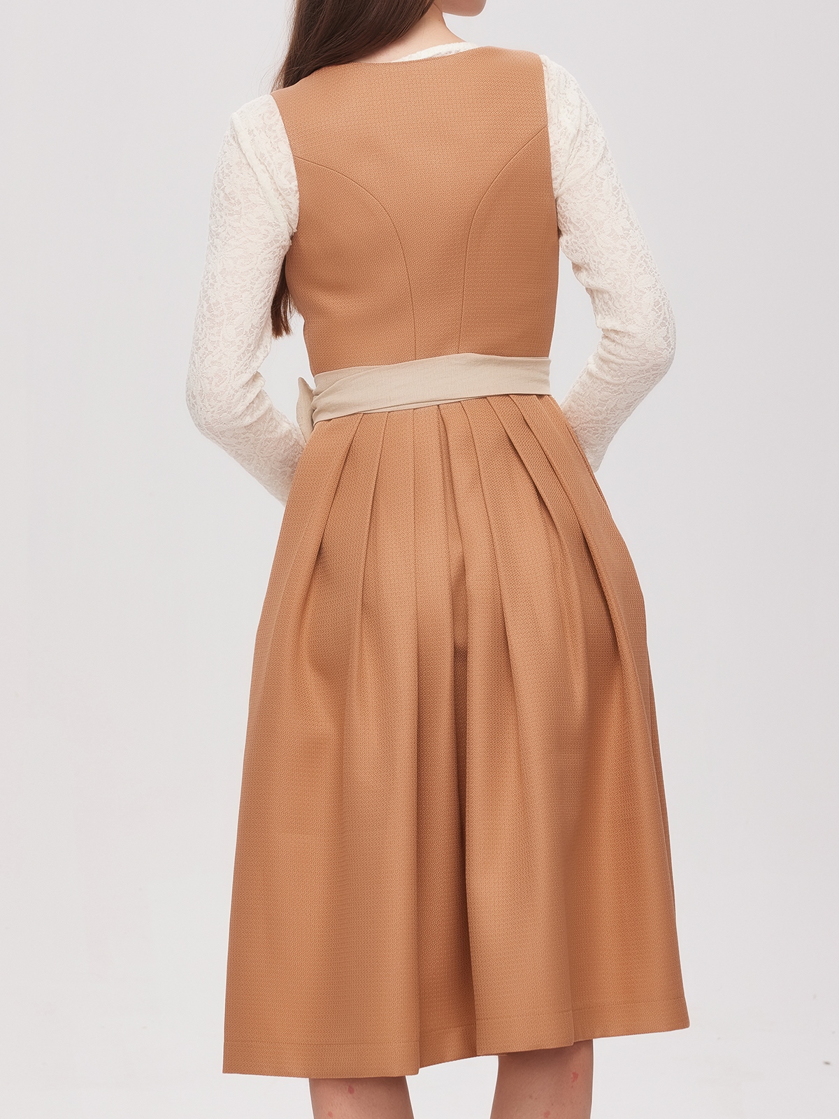 Stylische Dirndl-Kombination mit blauer Weste