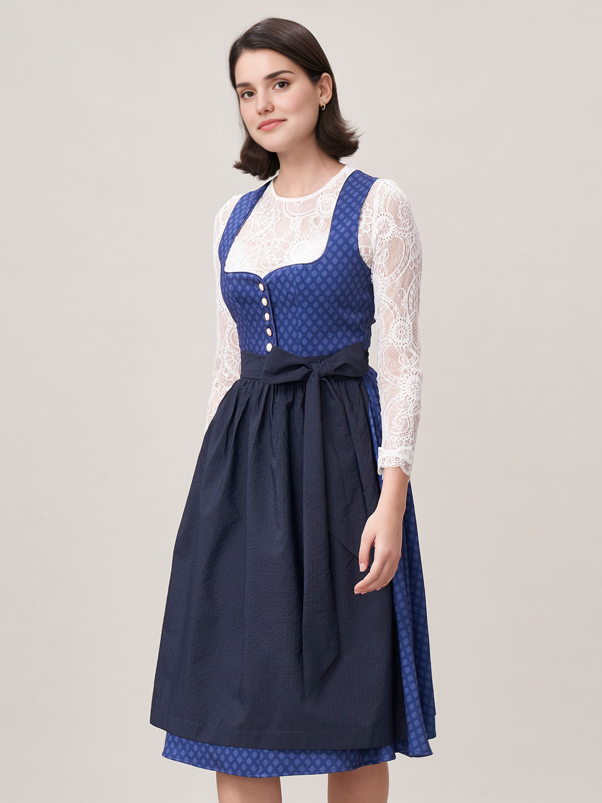Dirndl in Blau mit modernen Accessoires