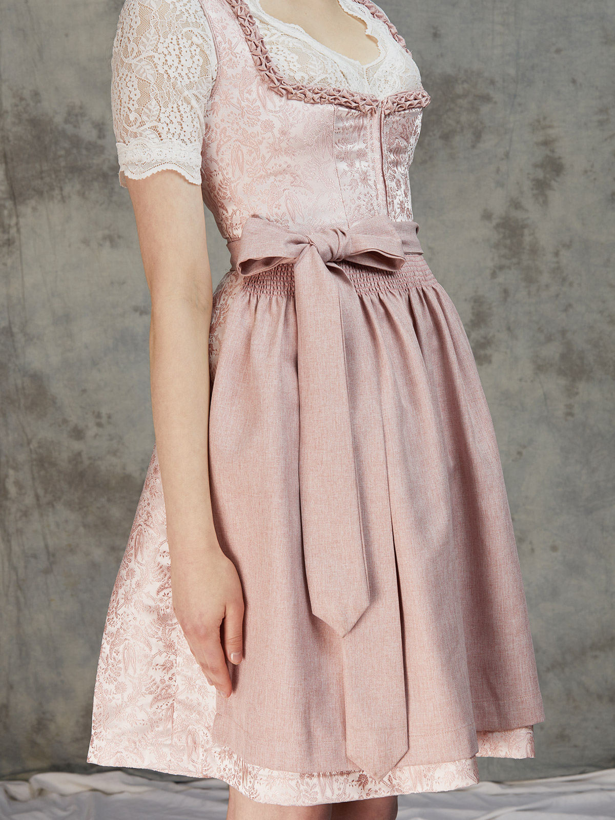 Grünes Dirndl mit floralen Details