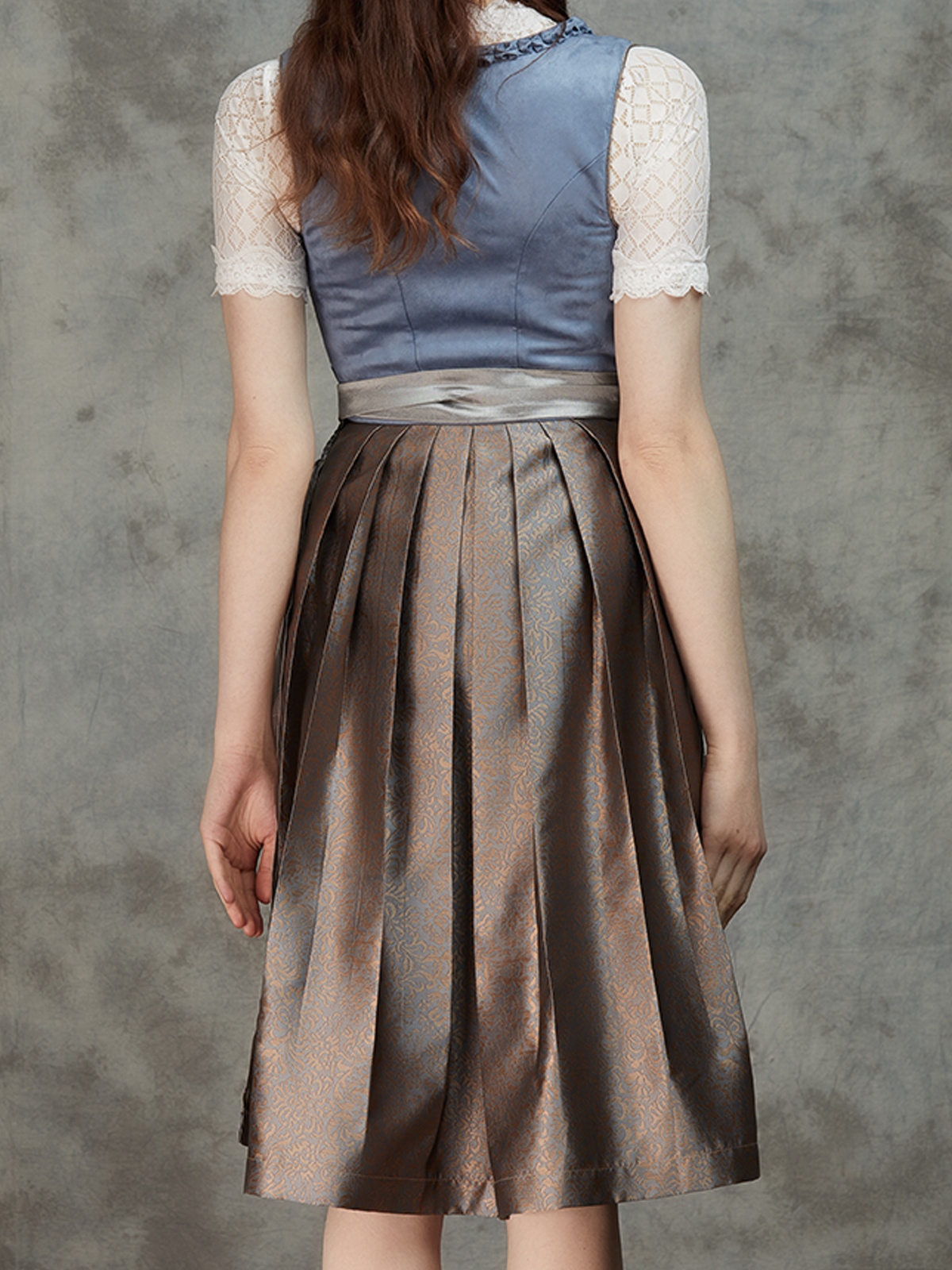 Jeinn Dirndl in Blau mit feinen Stickereien