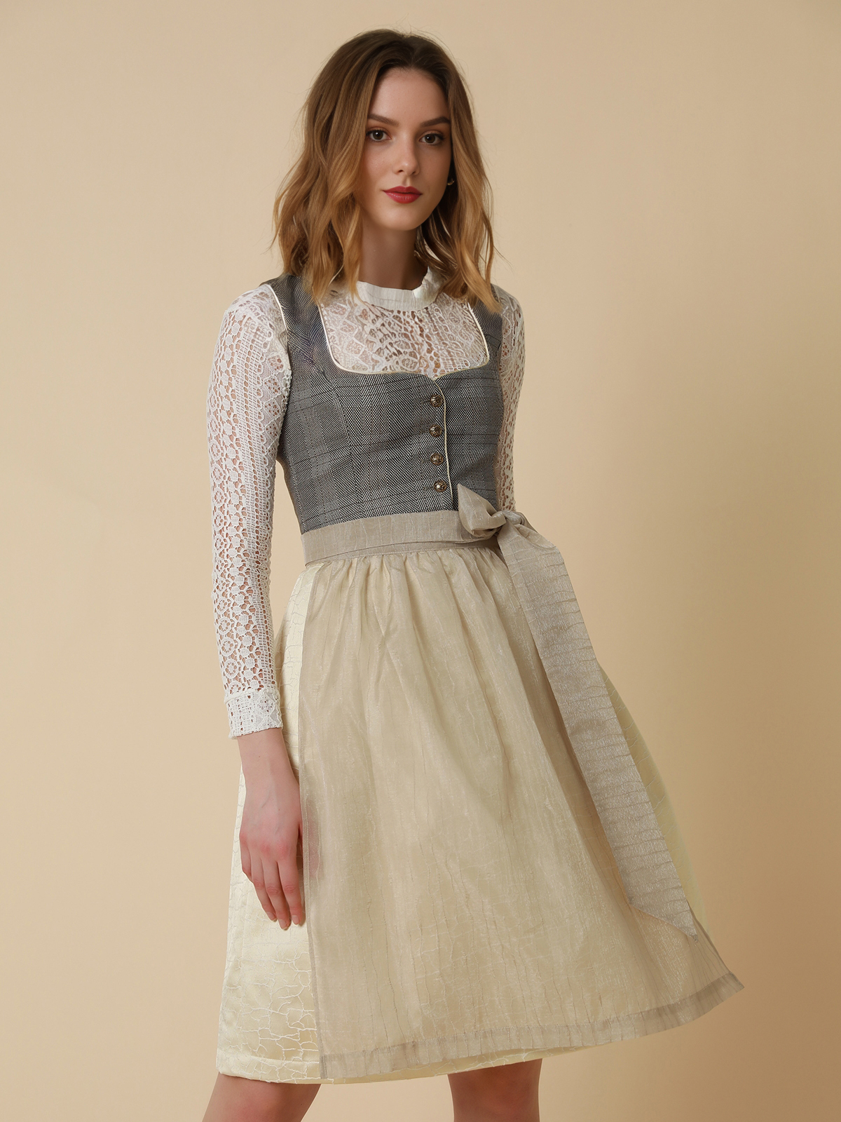 Graues Dirndl mit traditionellem Schnitt
