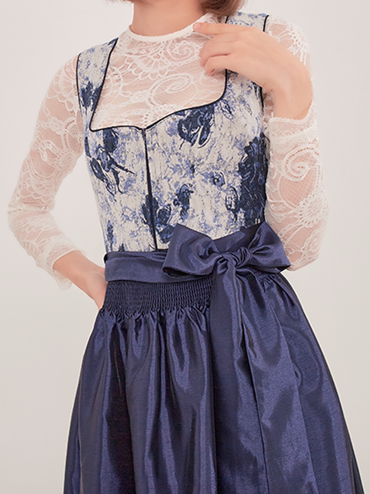 Dirndl in Blau mit Lederdetails