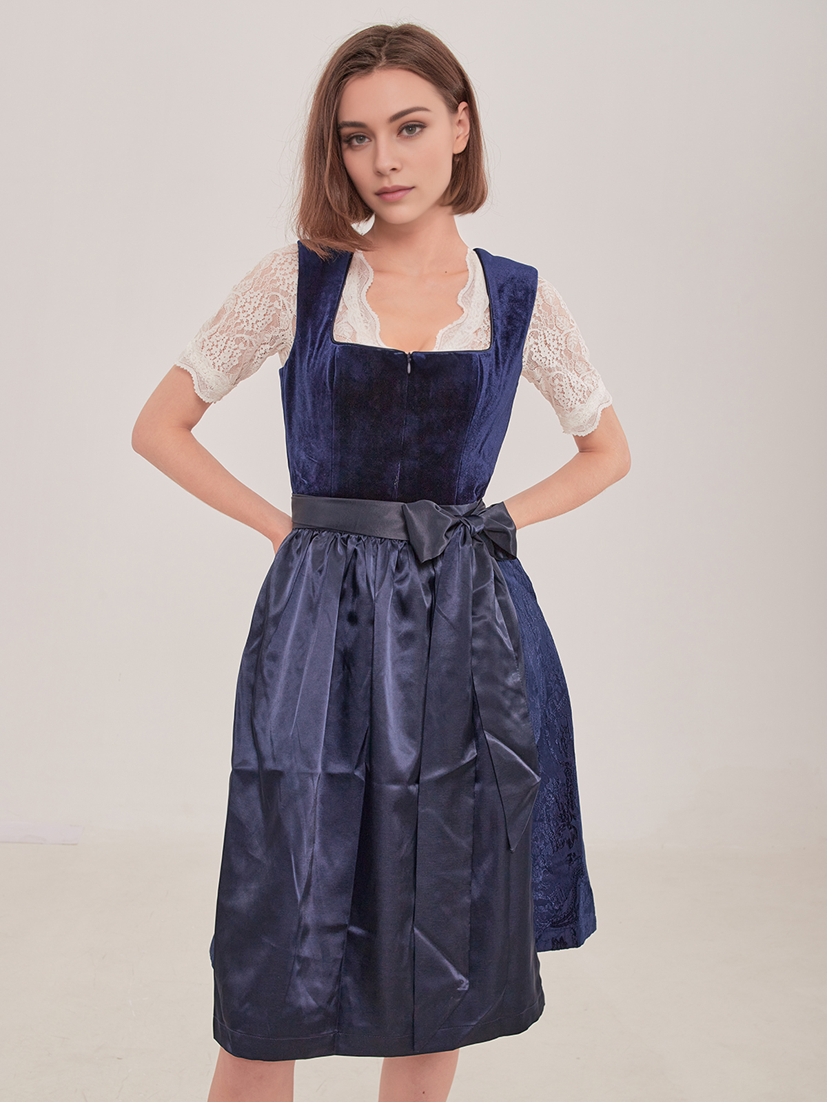 Dirndl in Blau mit schwarzer Bluse
