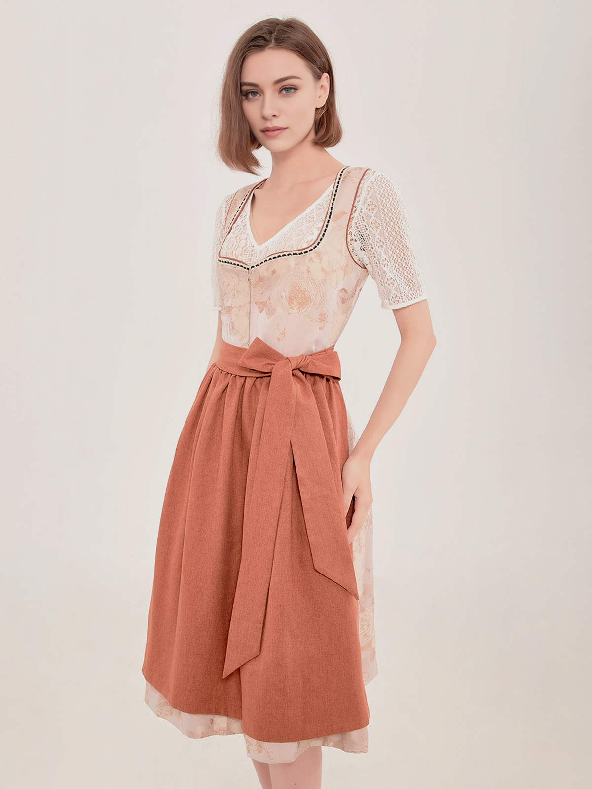 Dirndl Bluse hochgeschlossen in Braun