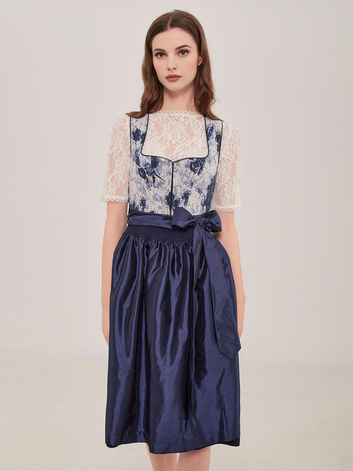 Schwarz-blaues Dirndl mit floraler Schürze