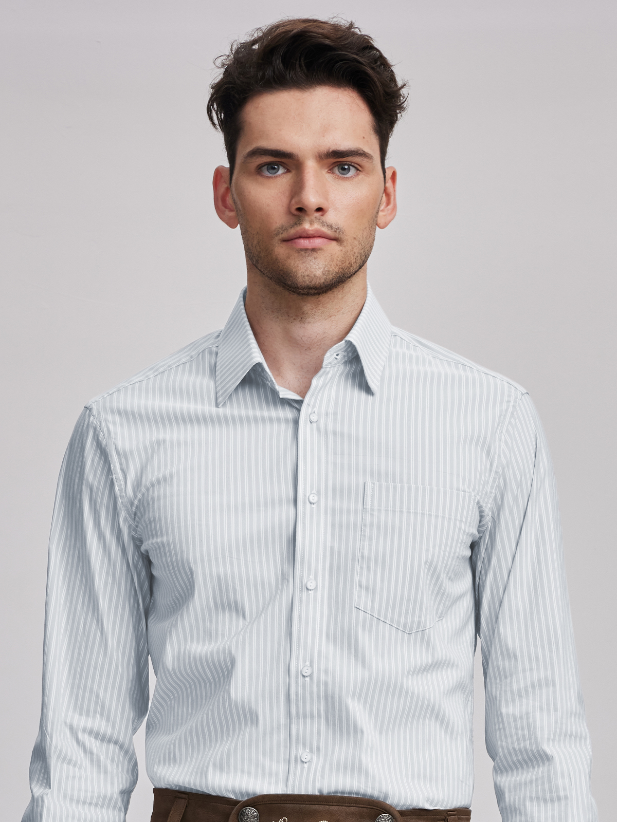 Dirndlbluse in Grau – zeitlos elegant