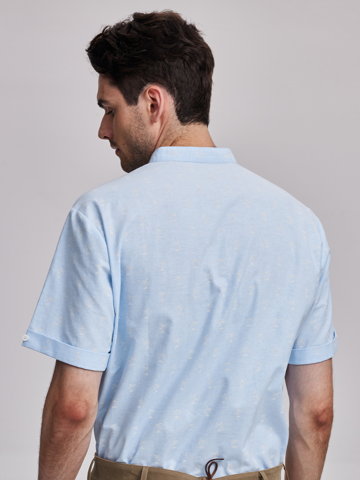 Moderne dunkelblaue Dirndlbluse mit schmalem Schnitt