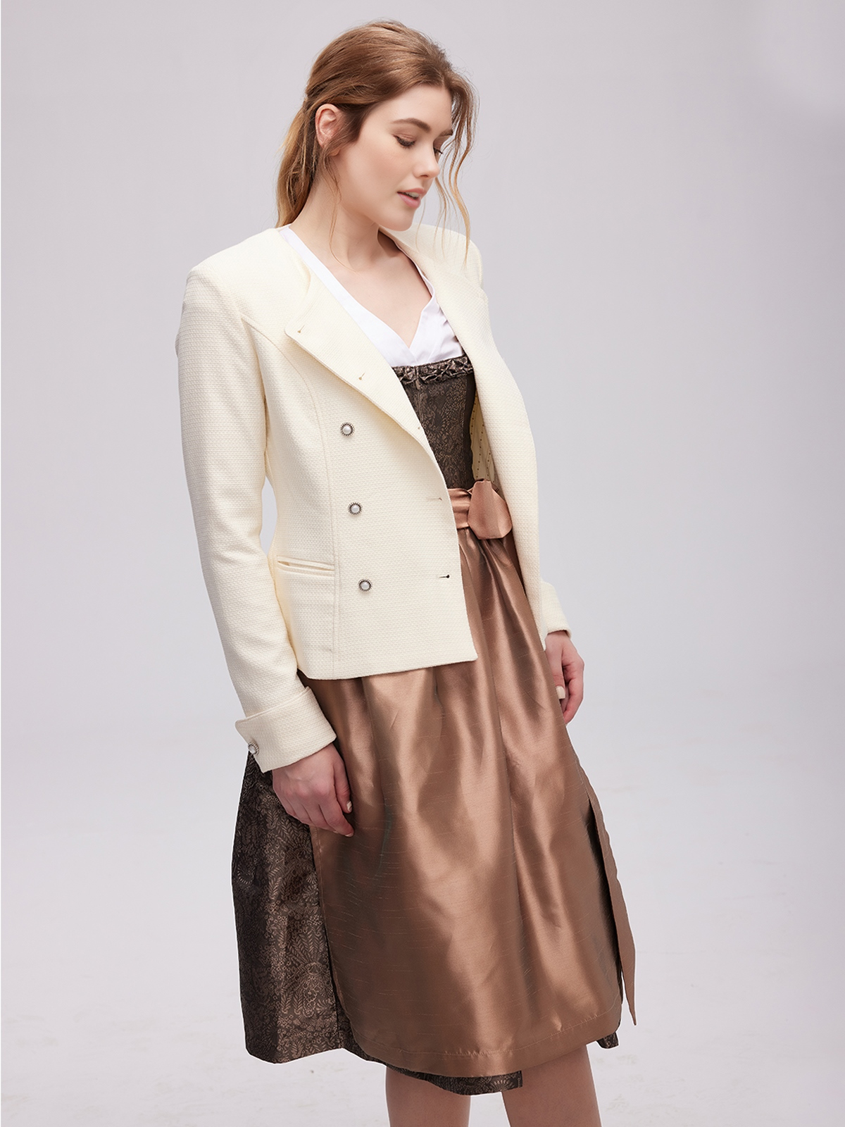 Traditionelles Dirndl in Weiß