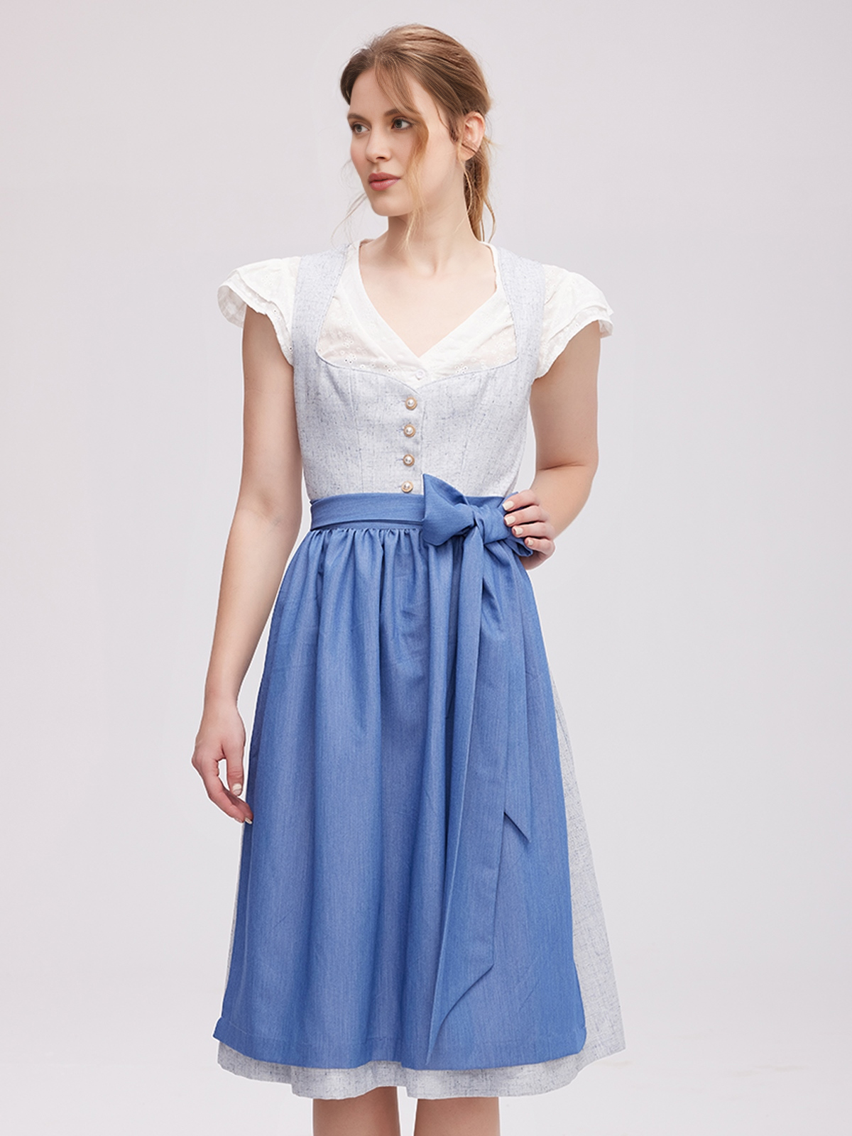 Dirndl in Blau und Grün mit floralen Akzenten