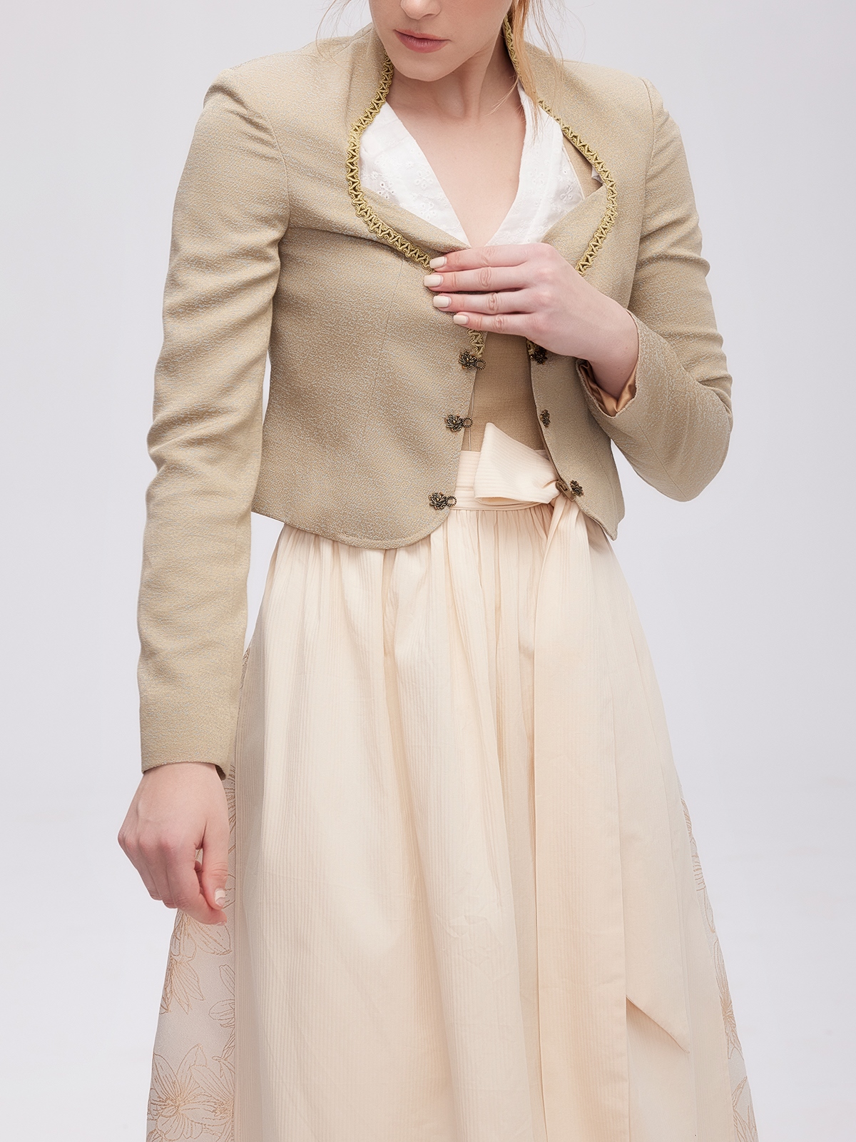 Modernes dunkles Dirndl mit schlanker Silhouette