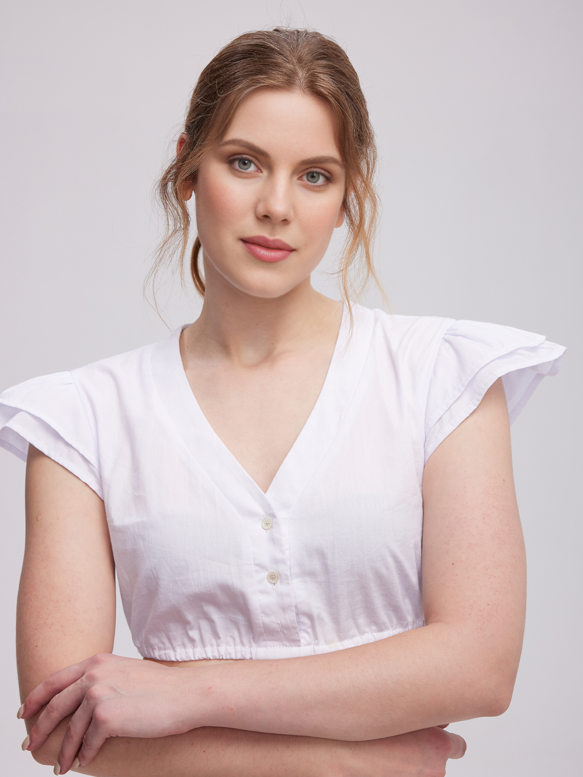 Traditionelles blaues Dirndl mit weißer Bluse
