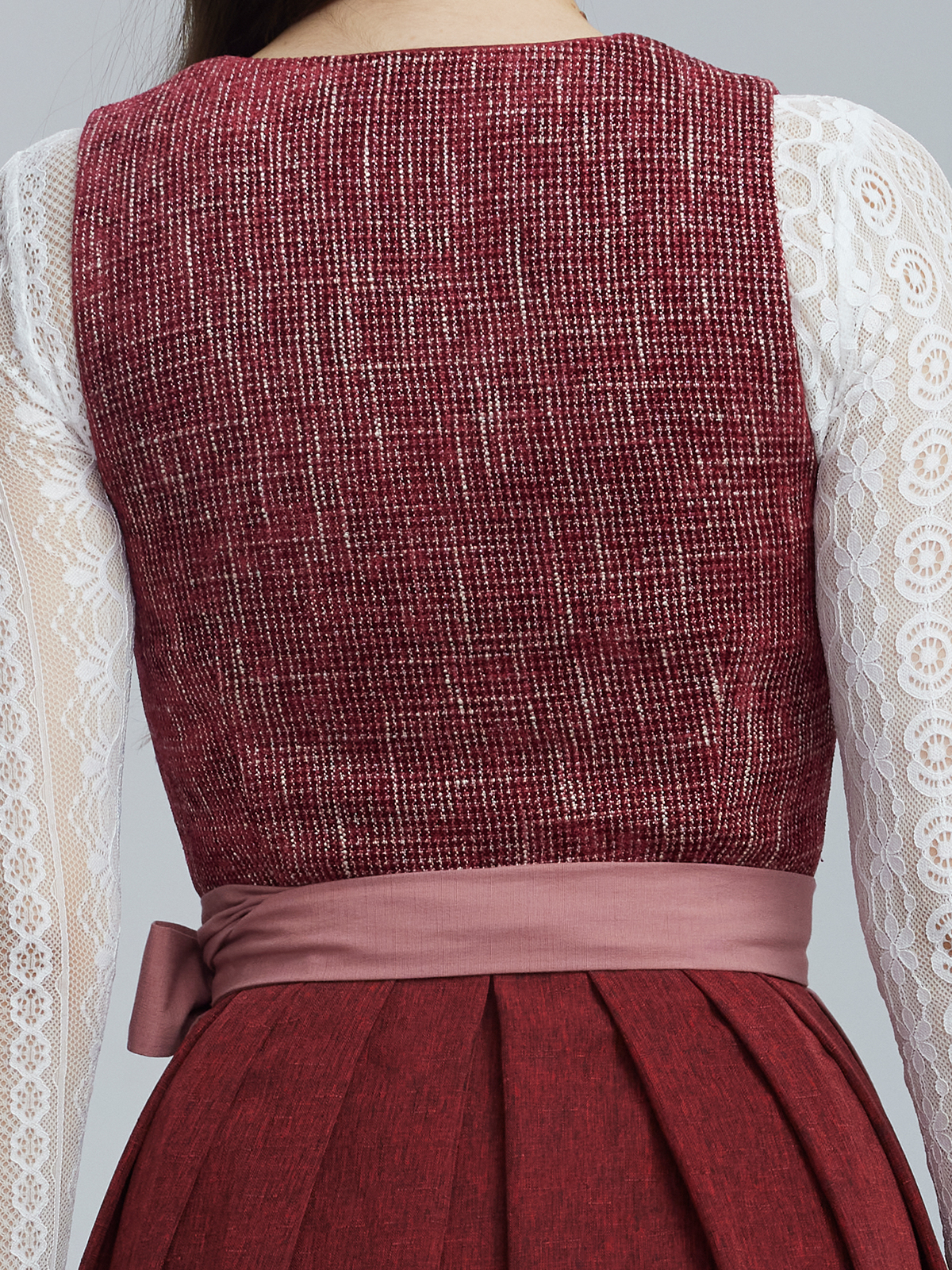 Schwarzes Dirndl mit eleganter Bluse