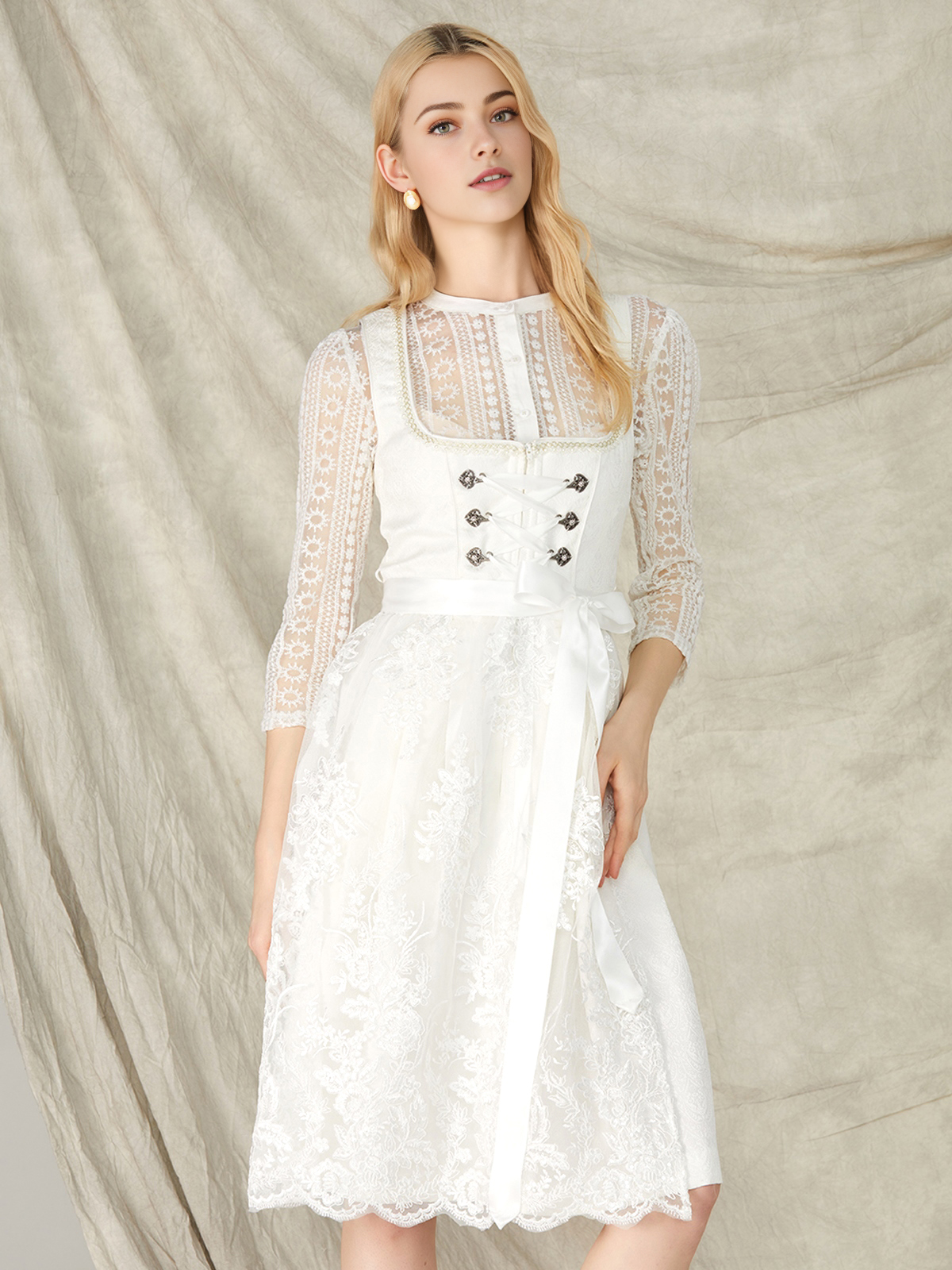 Ehreer Dirndl in Weiß