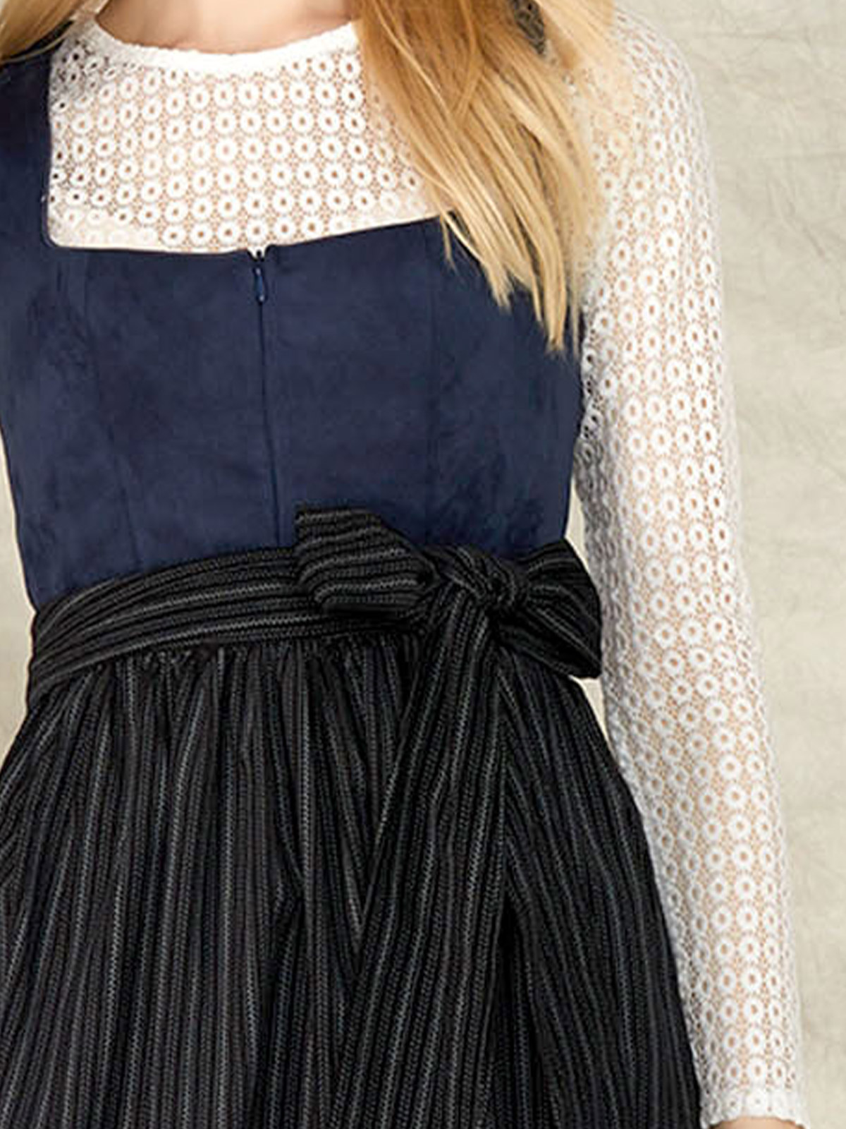 Dirndl in Blau mit Samtoptik