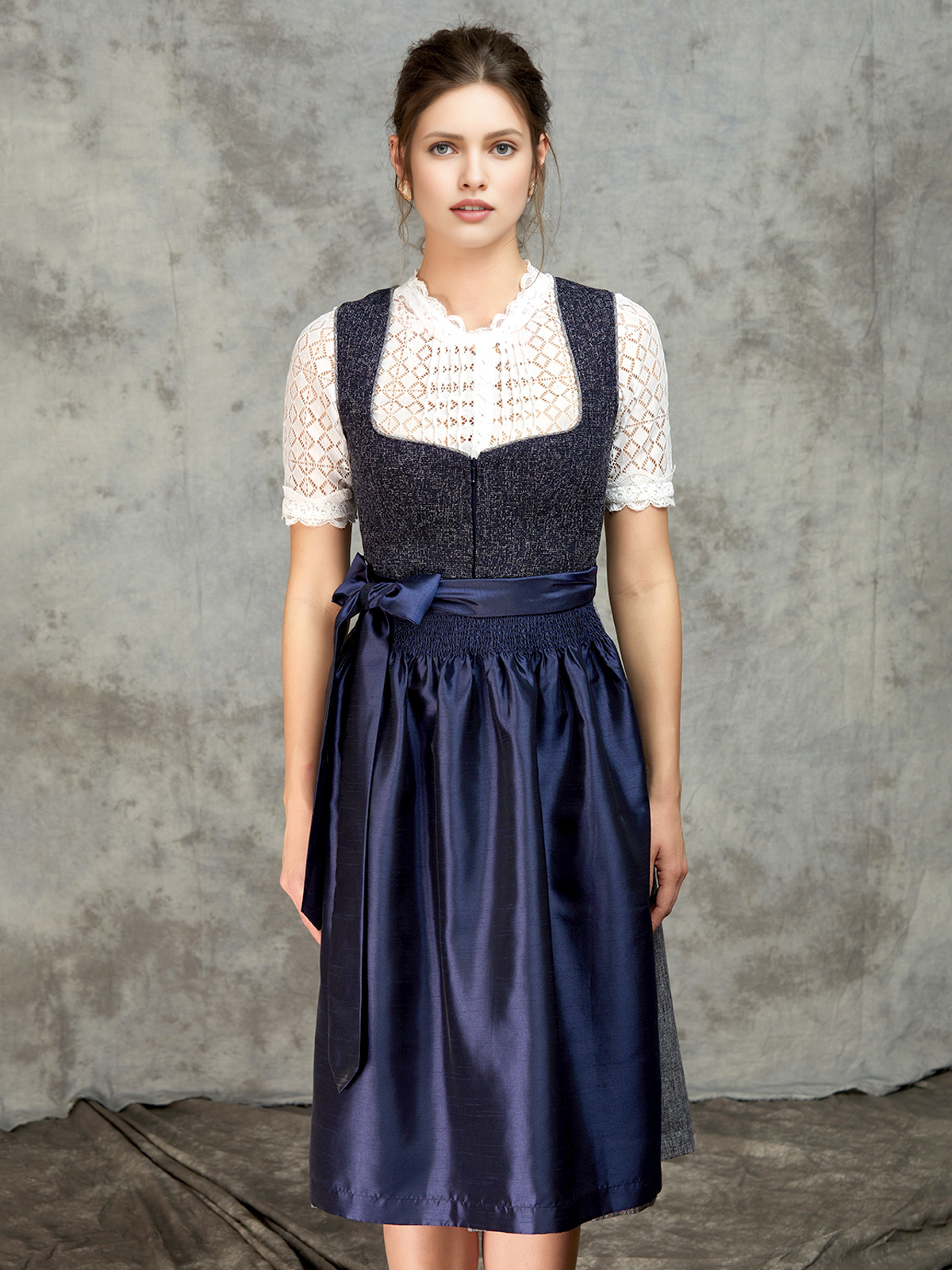 Elegantes blaues Samt-Dirndl
