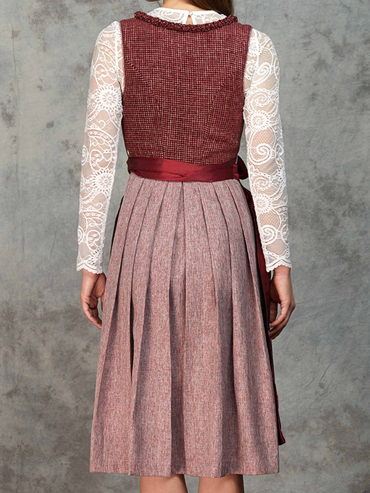 Dirndl mit Reißverschluss vorne – Elegant und bequem