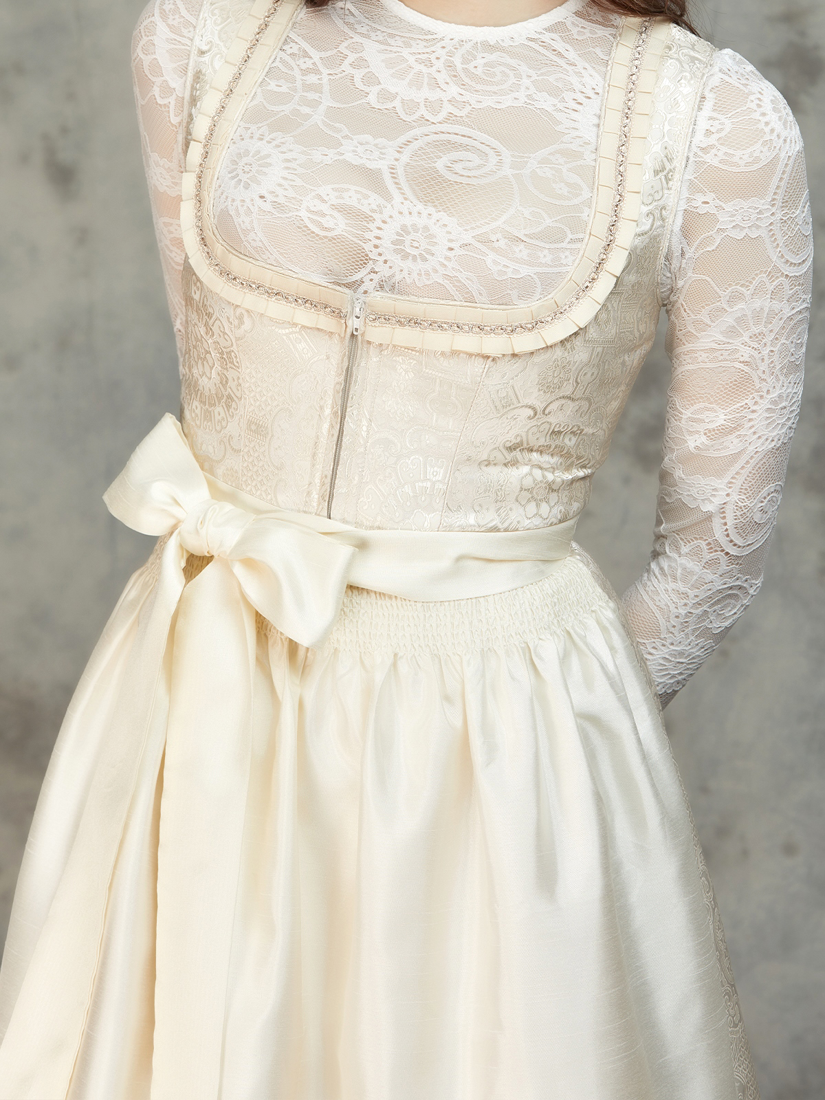 Modernes Dirndl in Weiß mit schmaler Taille und eleganter Silhouette