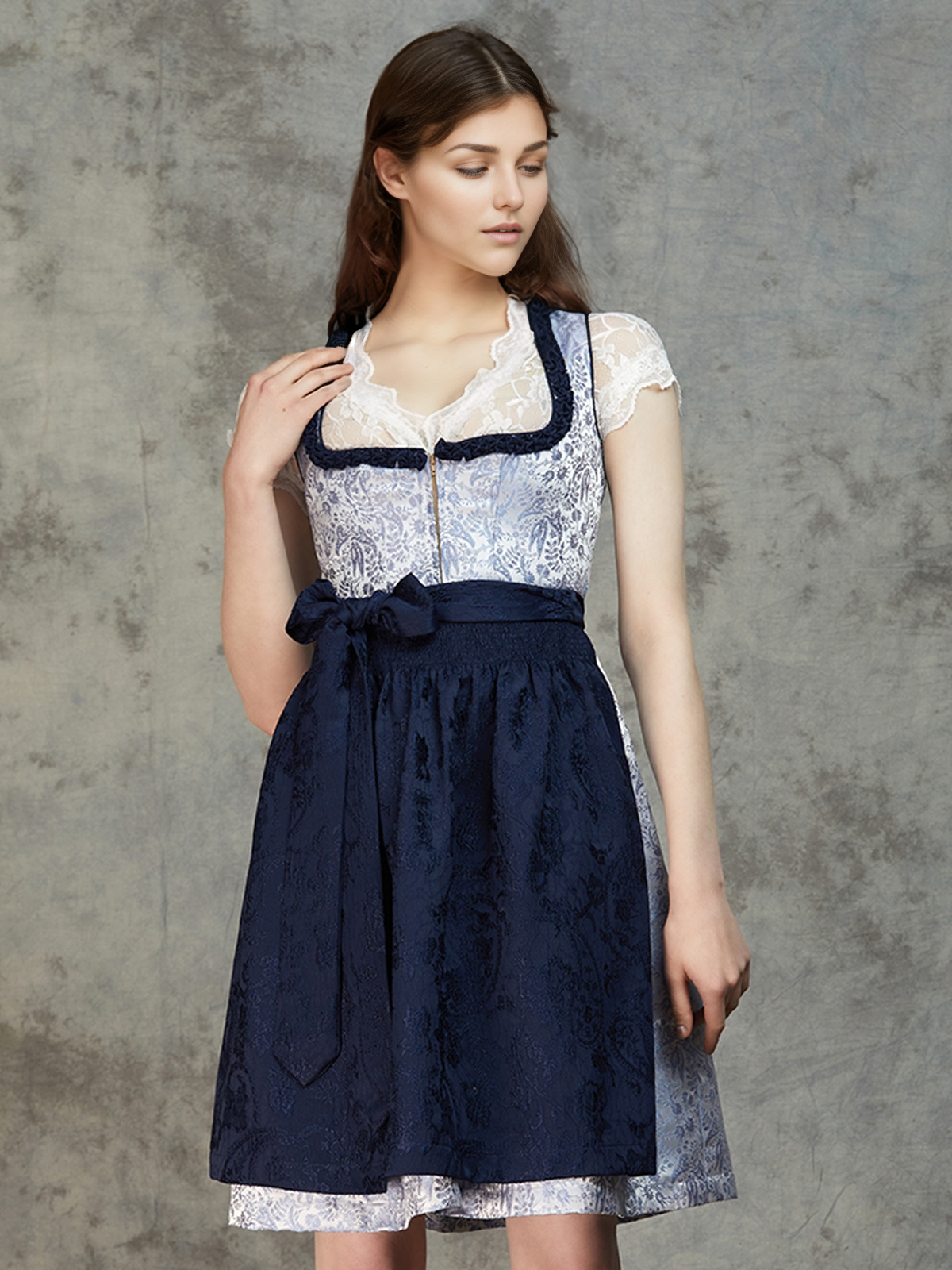 Dirndl Rosa Samt in eleganter Pose