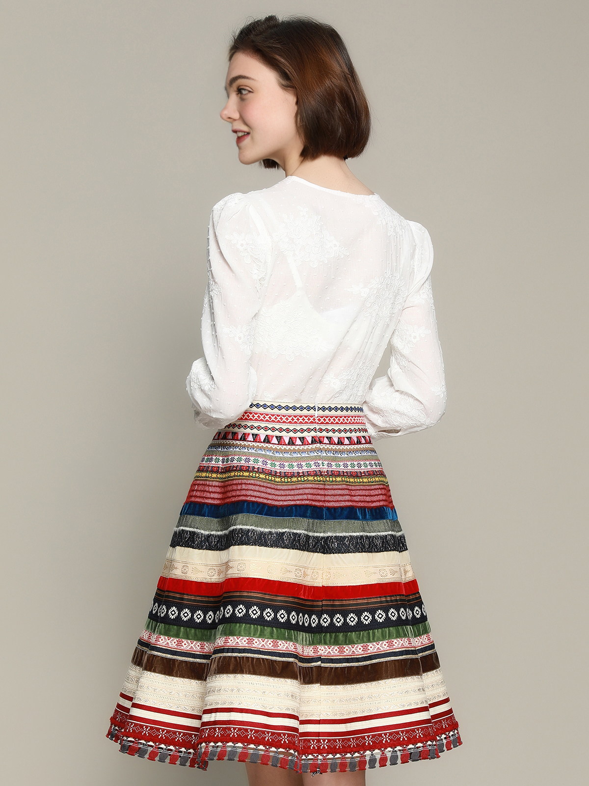 Modernes Dirndl mit eleganter Bluse