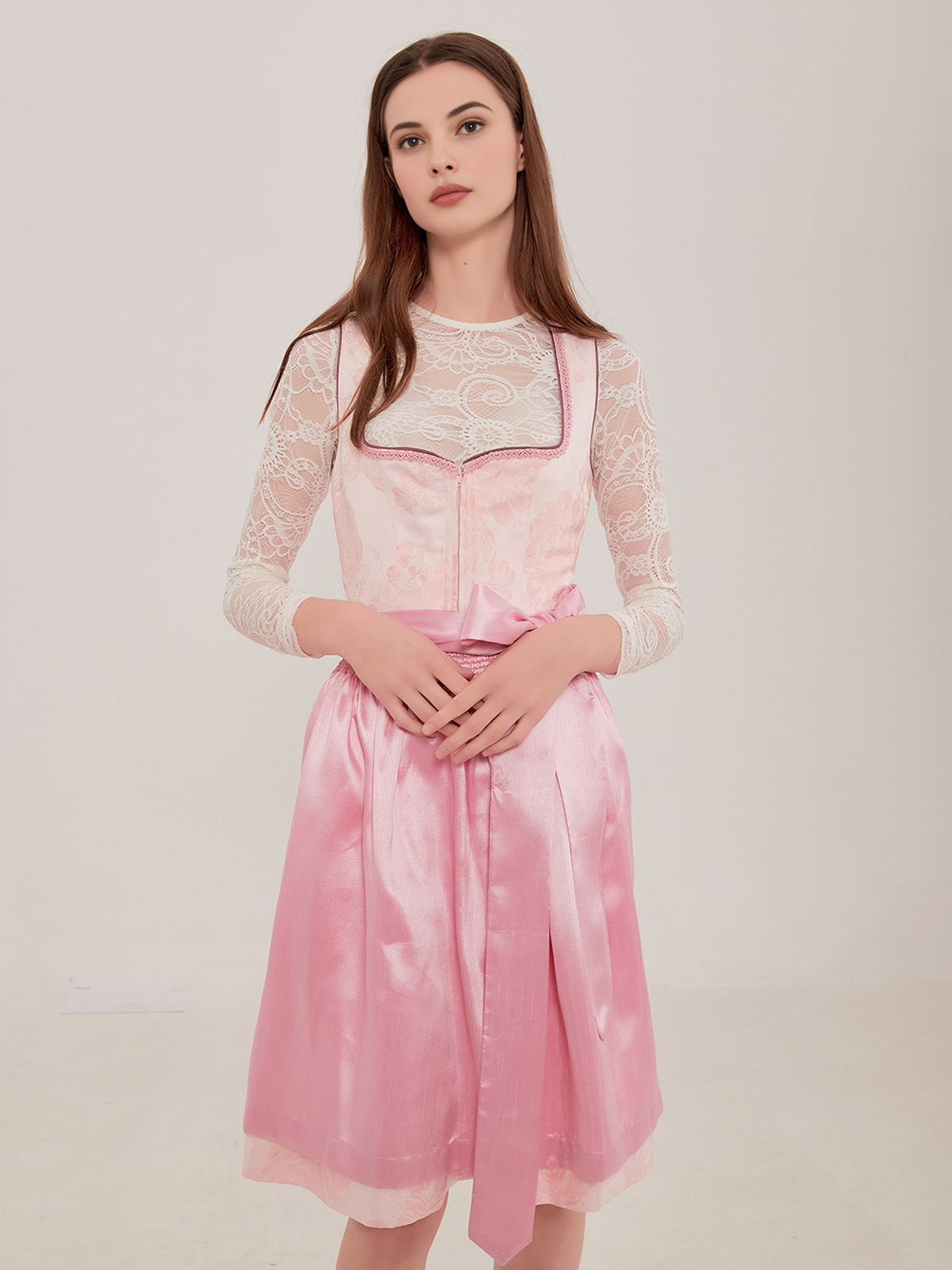 Dunkelgrünes Samt-Dirndl in eleganter Pose