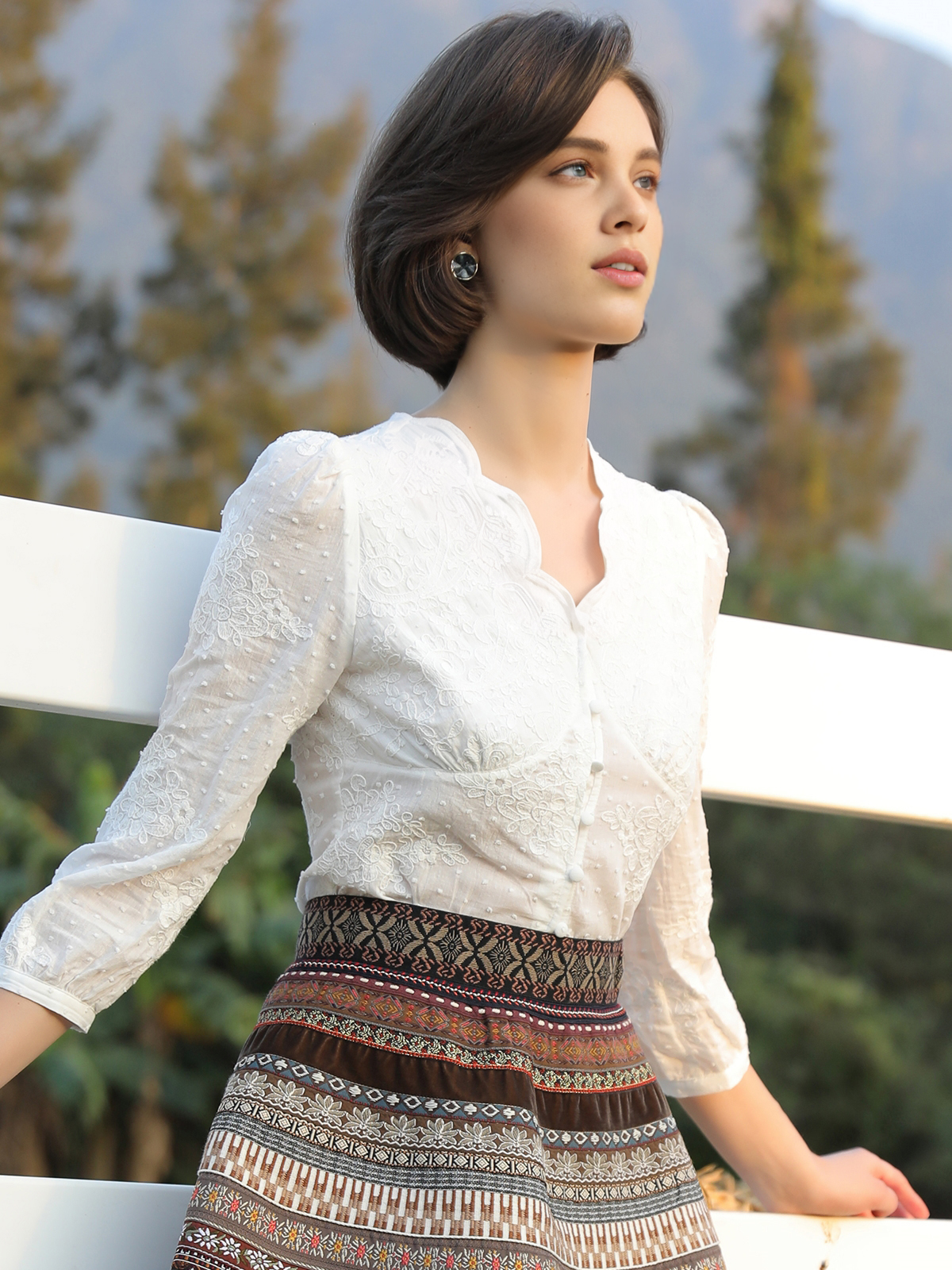 Modernes weißes Dirndl mit feiner Stickerei