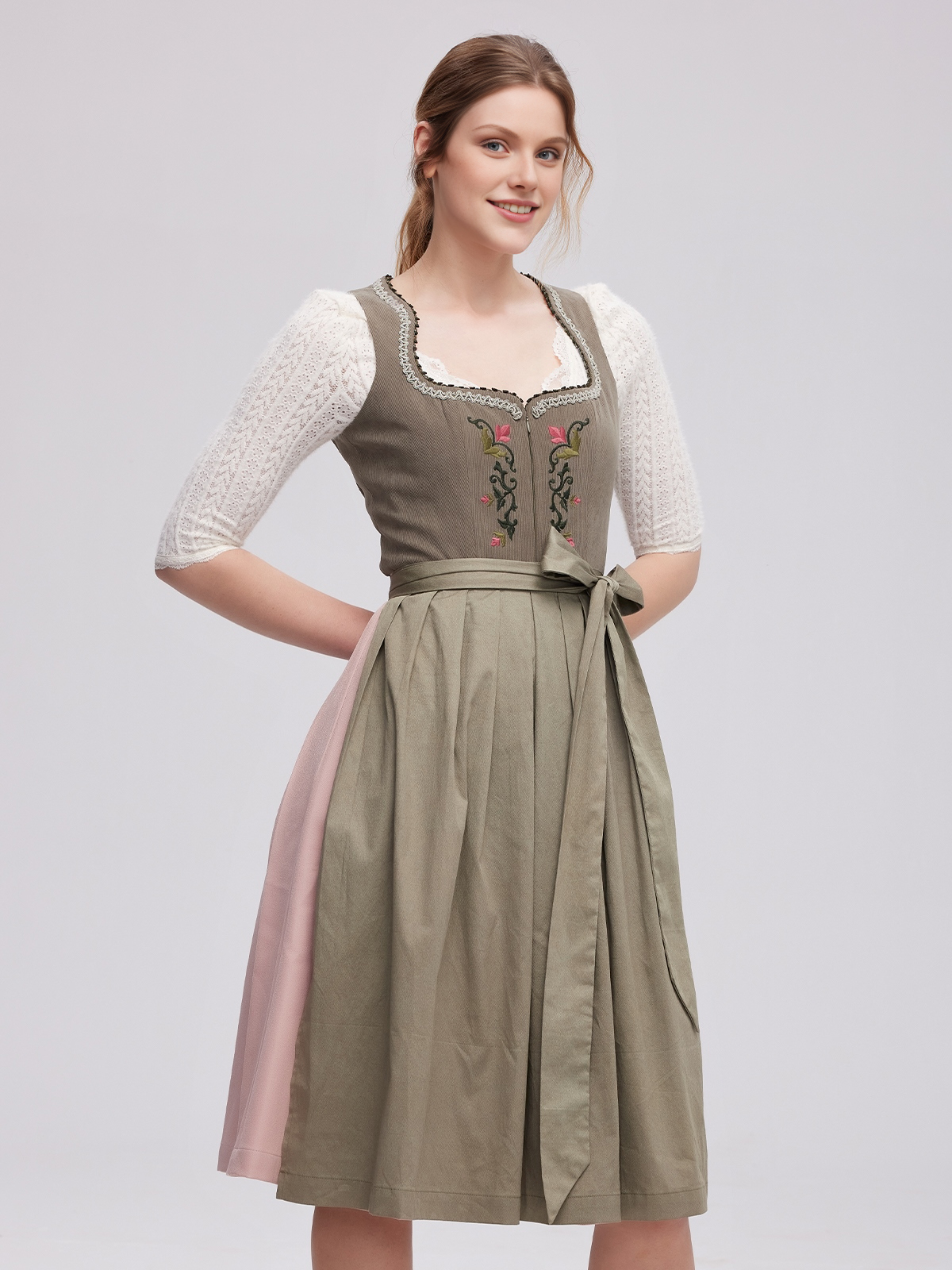Ein elegantes grünes Dirndl von Ehreer, perfekt für Frühlingsfeste
