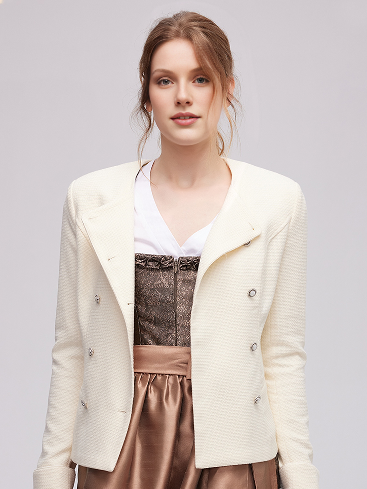 Moderne Dirndlbluse mit schlankem Schnitt