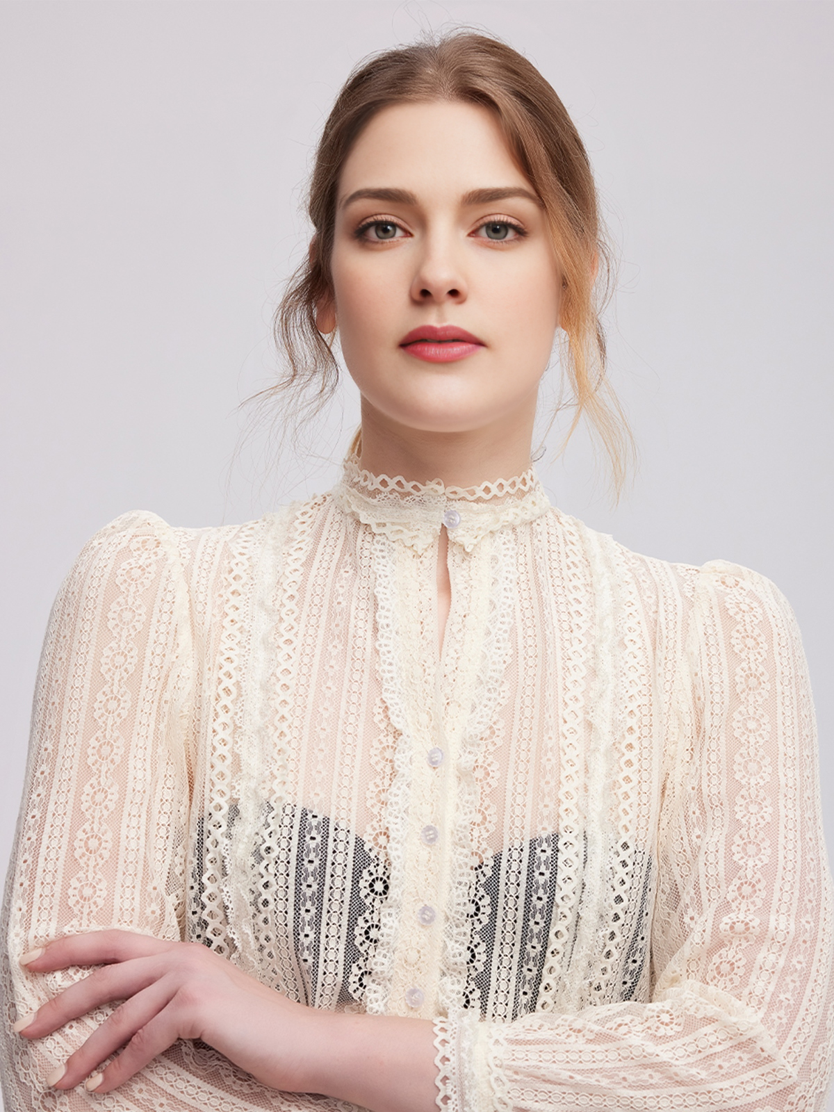 Dirndlbluse in Beige – feminin und vielseitig