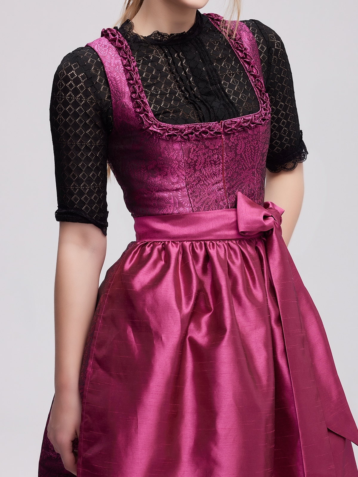Ein modernes pinkes Dirndl mit floralen Details