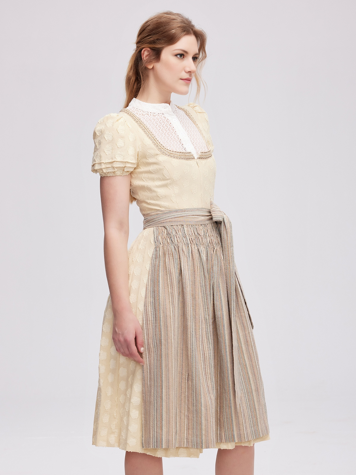 Modernes gelbes Dirndl mit Langarmbluse