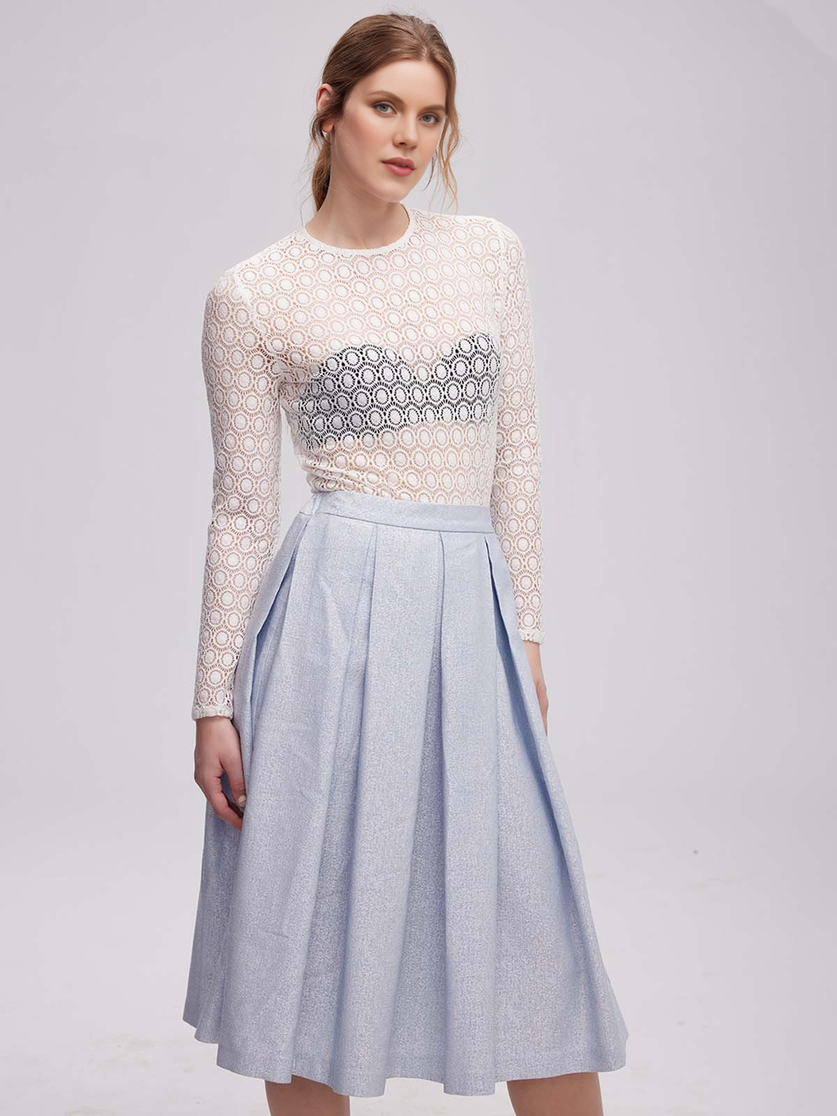 Modernes Dirndl in Blau mit figurbetonter Silhouette