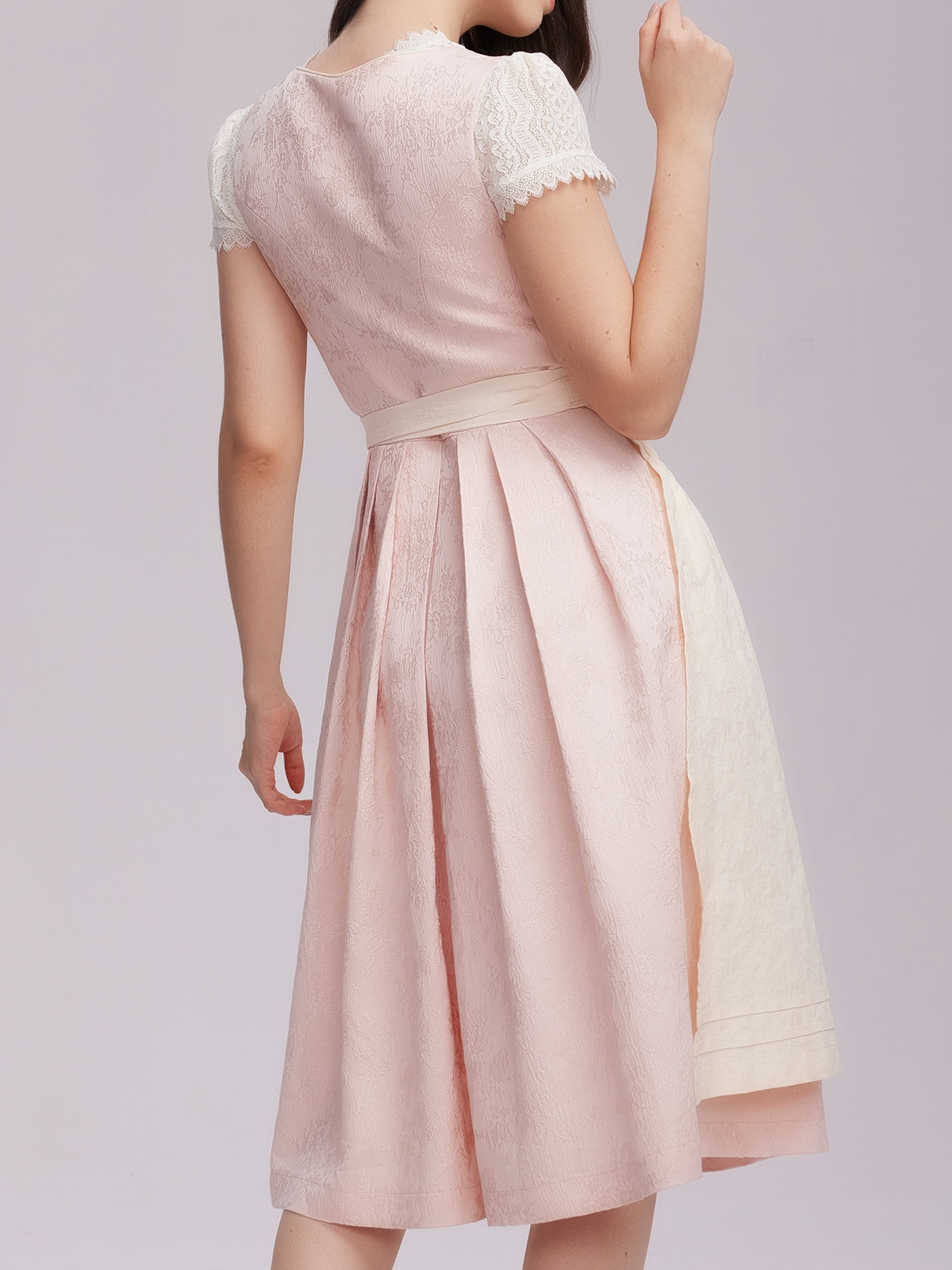 Ein modernes rotes Dirndl kurz mit femininem Schnitt