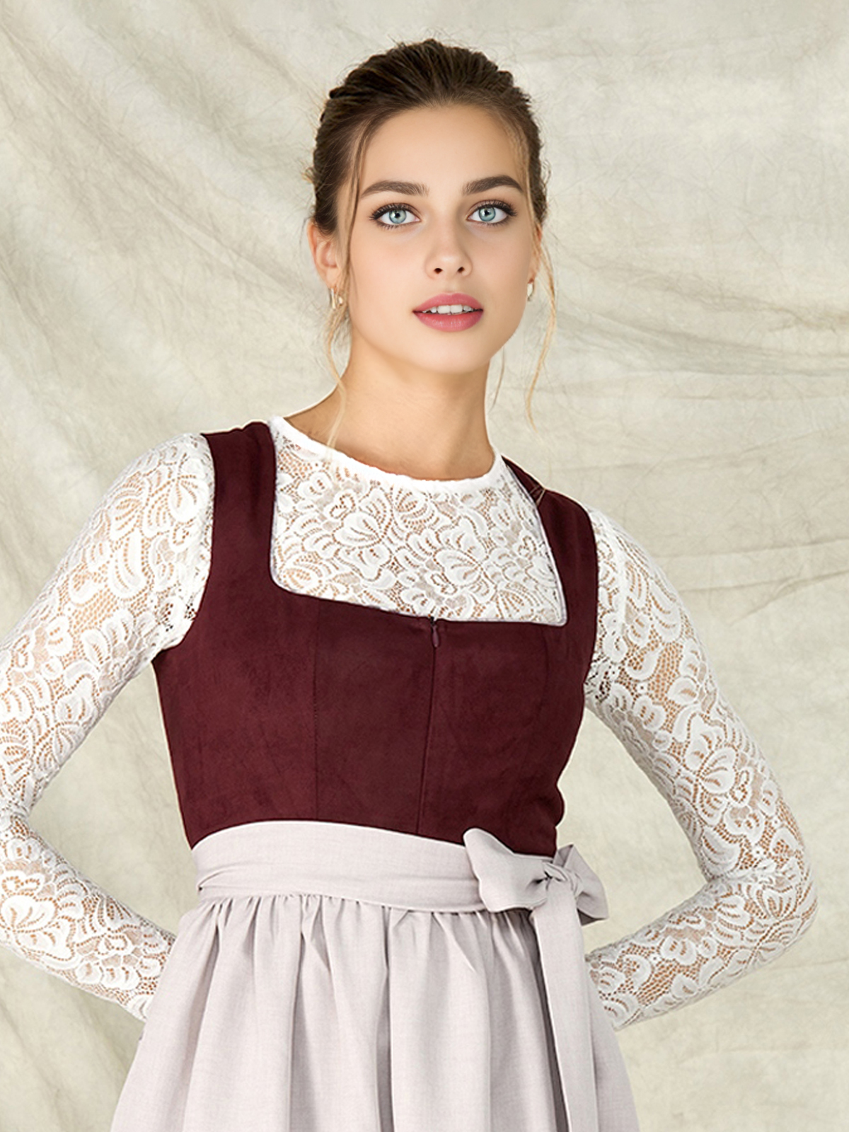 Dirndl in Lila mit kunstvoller Schürze