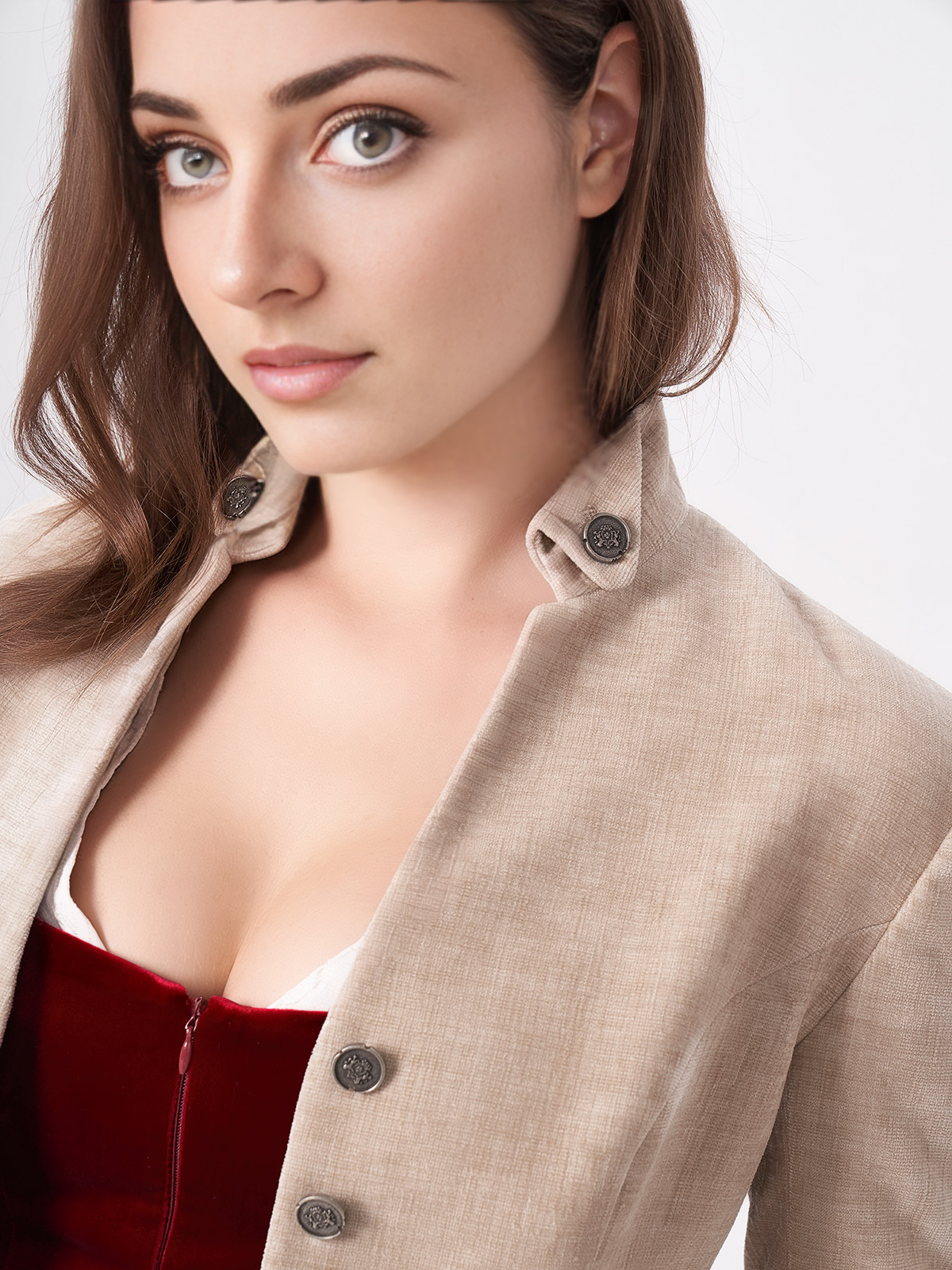 Dirndl in Schwarz mit beigefarbener Jacke