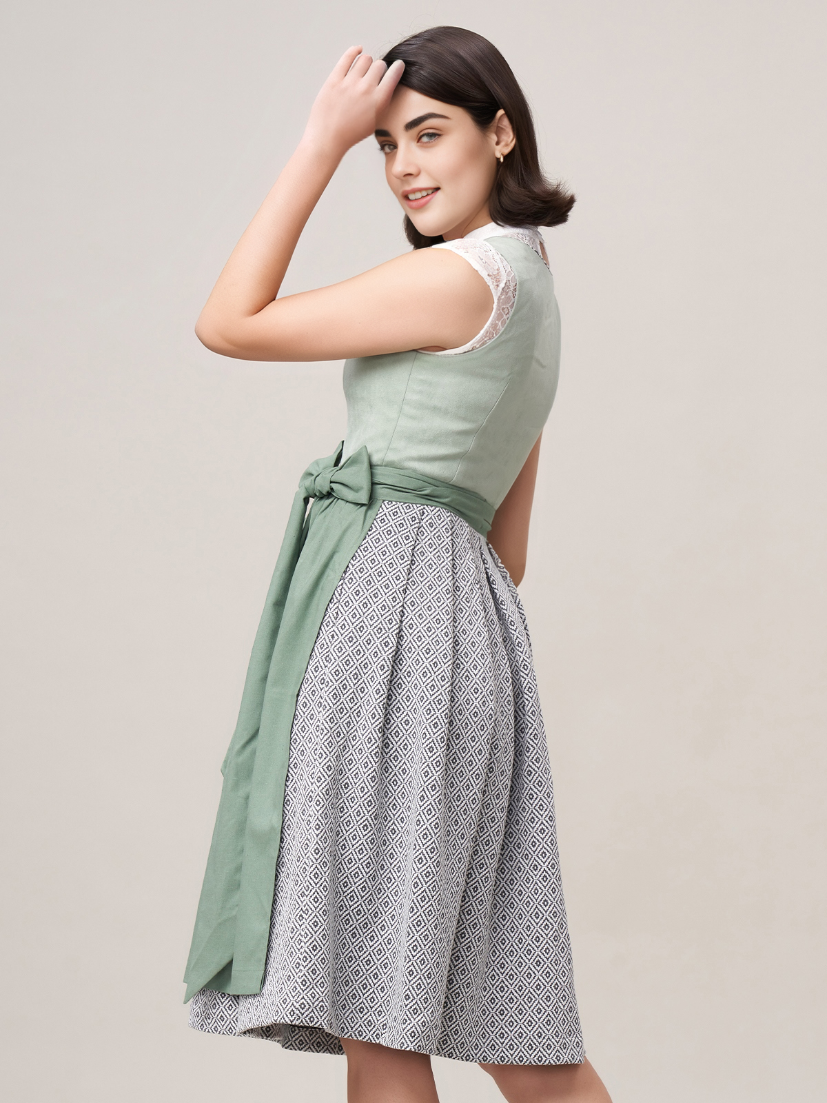 Dirndl mit grünem Mieder und floraler Bluse