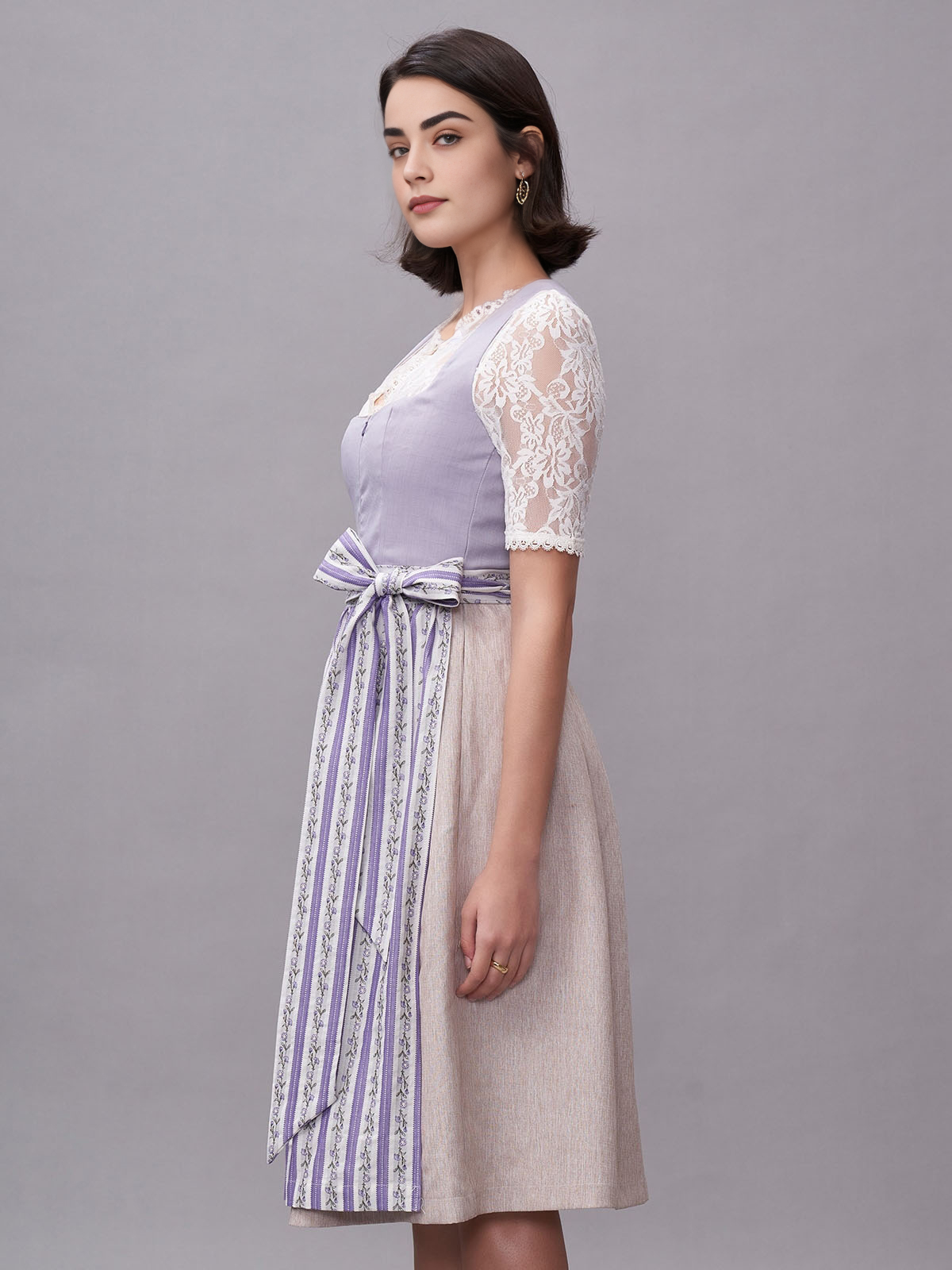 Ein modernes lila Dirndl mit floralen Details