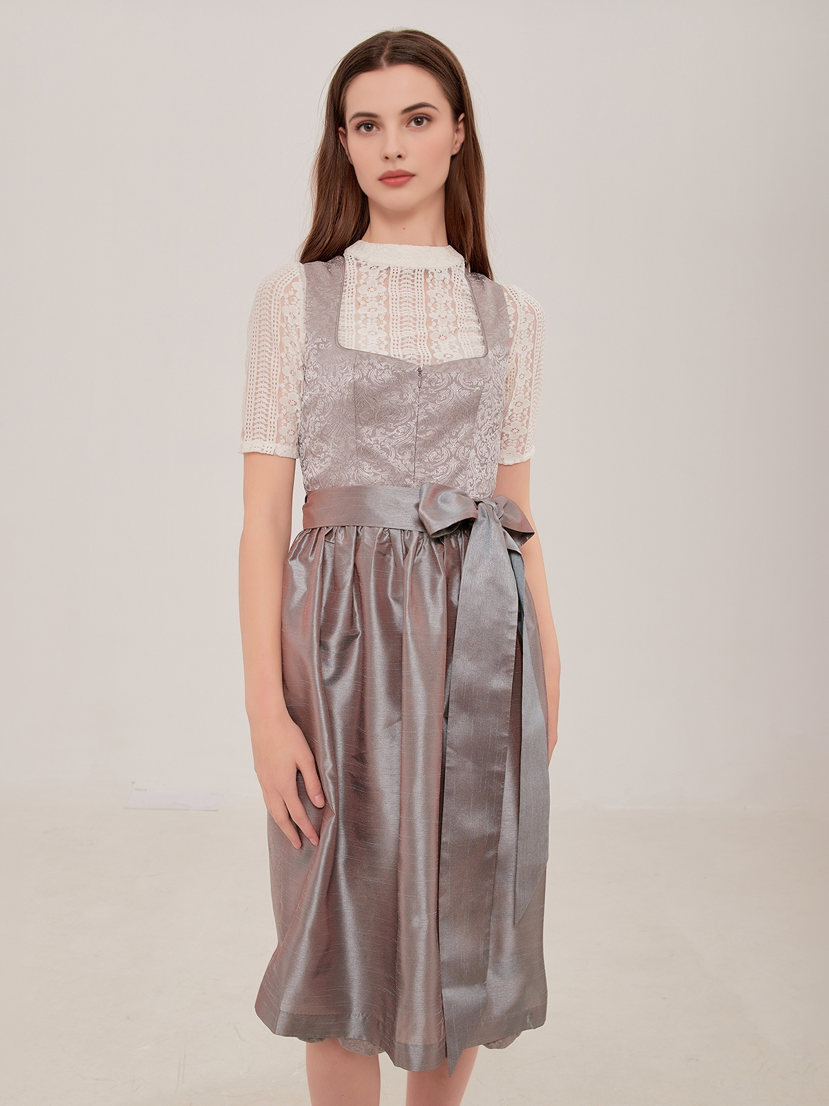 Dirndl in Grün mit Spitzenbluse